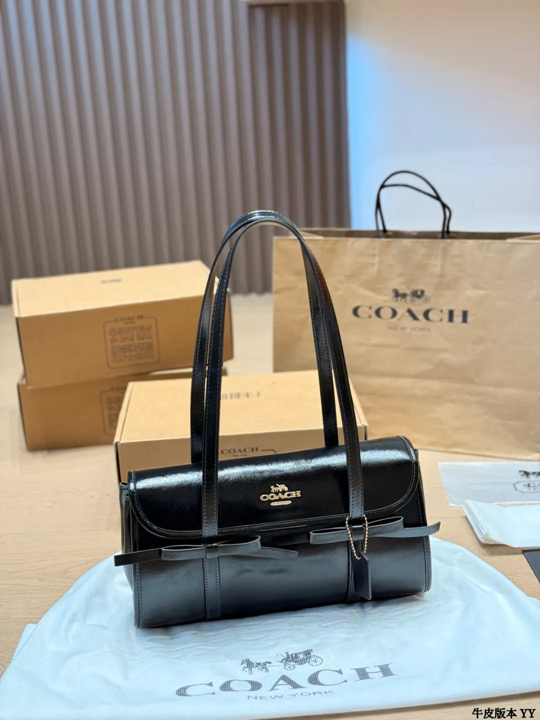 牛皮版本 p160 Coach Bridget蝴蝶结法棍包​​ Coach Bridget蝴蝶结法棍包是春季新品，亮面油蜡牛皮材质，复古光泽感满满✨。包身简约，蝴蝶结点缀超甜美，腋下包设计，肩带可调节，单肩斜挎都OK！尺寸适中，通勤休闲都能装下日常小物。黄色款清新明亮，春夏搭配超加分🌼。油蜡皮越用越有复古感，实用又有设计感，时髦女孩必入！ 尺寸 30 15cm