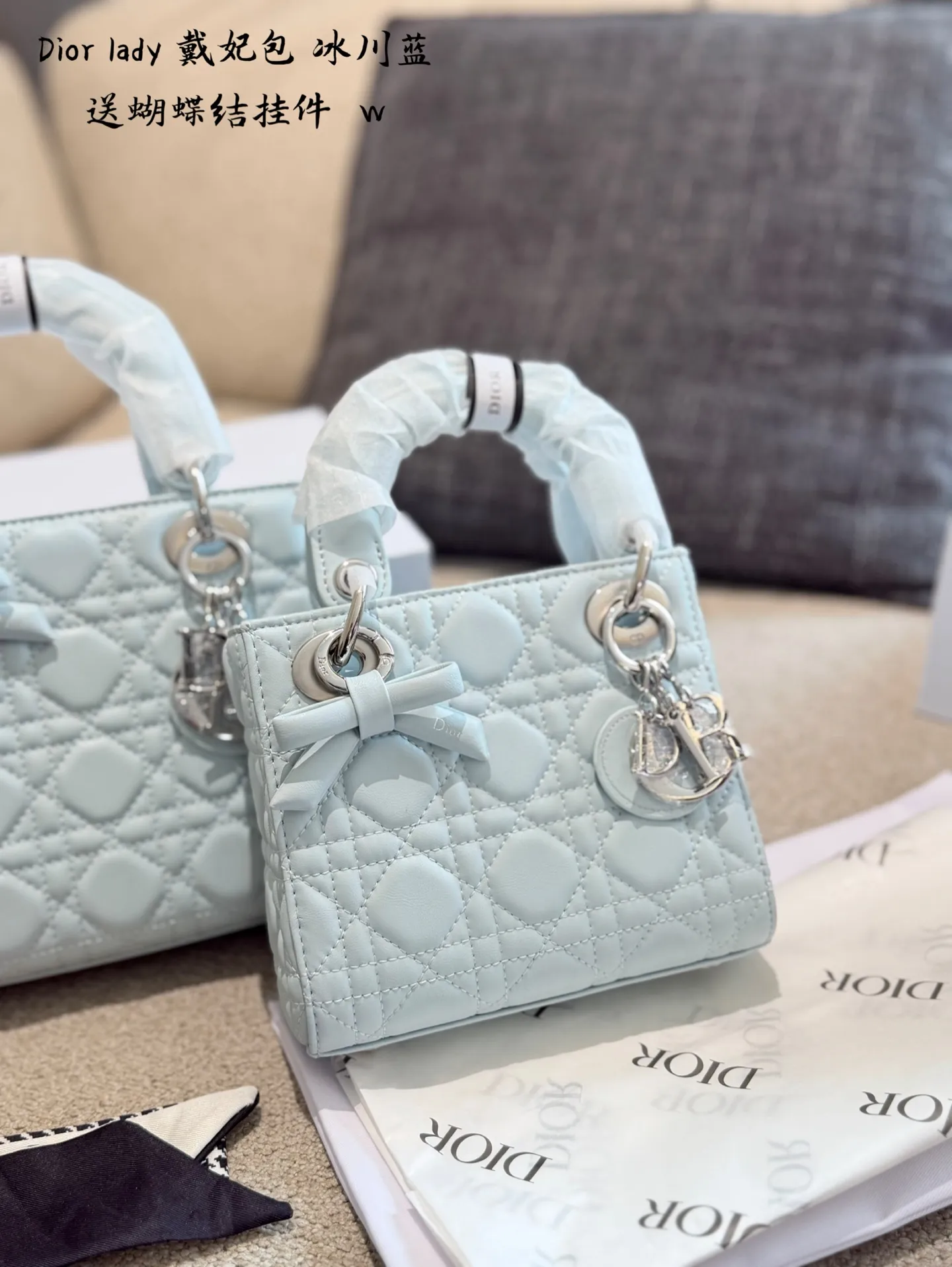 p200 送挂件 Lady Dior 三格戴妃四格戴妃 公主们请注意超有女人味的Dior三格戴妃 黑金小皮质感高级优雅 Dior字母吊坠很精致 日常出门无论什么场合都可以背 16cm20cm