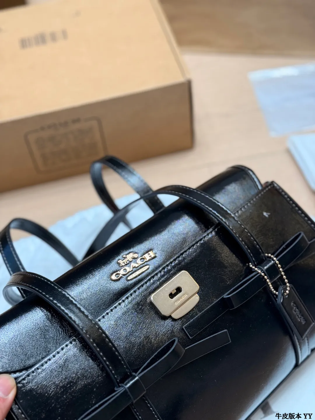 牛皮版本 p160 Coach Bridget蝴蝶结法棍包​​ Coach Bridget蝴蝶结法棍包是春季新品，亮面油蜡牛皮材质，复古光泽感满满✨。包身简约，蝴蝶结点缀超甜美，腋下包设计，肩带可调节，单肩斜挎都OK！尺寸适中，通勤休闲都能装下日常小物。黄色款清新明亮，春夏搭配超加分🌼。油蜡皮越用越有复古感，实用又有设计感，时髦女孩必入！ 尺寸 30 15cm