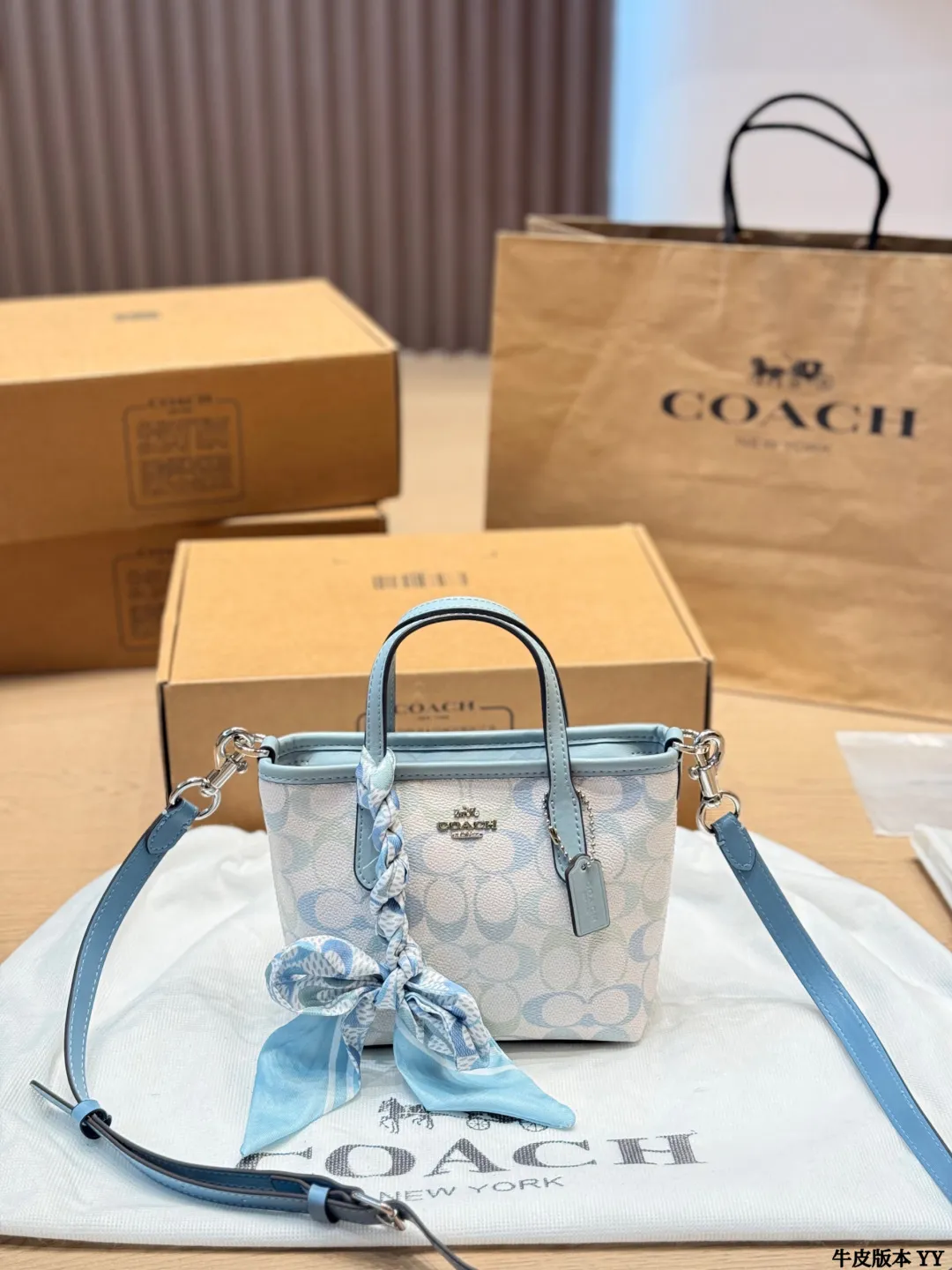 牛皮版本 p135 COACH City15迷你托特包 COACH City15迷你托特包,粉彩彩虹印花+牛剖层革拼接,清新又复古,配8cm手柄和56.5cm可拆卸肩带,手提、肩背、斜挎都OK✨。顶部拉链开合,内部织物衬里+多功能袋,手机口红轻松收纳。春夏搭配超亮眼,丝巾点缀更显个性,通勤约会都很适合哦 15.5x14x9cm15.5x14x9cm