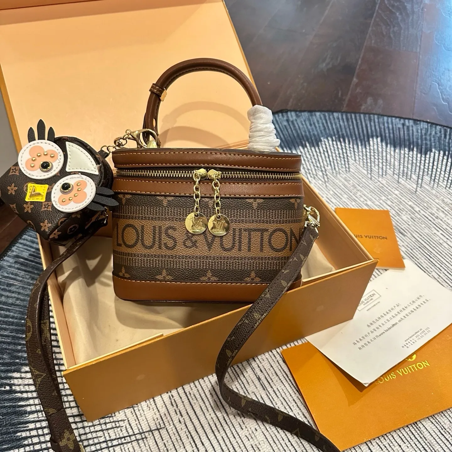 p140 送挂件 礼盒包装 Lv 新款 vanity pm 化妆箱 软盒子 太鸡肋 近几年LV的脑洞真的是越开越大,设计独特而经典 小巧的独特造型,搭配各种复古的颜色和装饰,绝对是这几年LV最出彩的设计之一 尺寸 18cm
