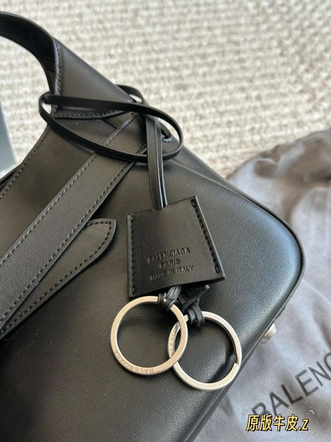 原版皮💰250 原版皮 配礼盒 size：34 14cm 巴黎世家新款Hobo 大廓形包包 柔软的大廓形包包 上身慵懒感立刻get、 真的很喜欢又方便又酷的超实用大包!