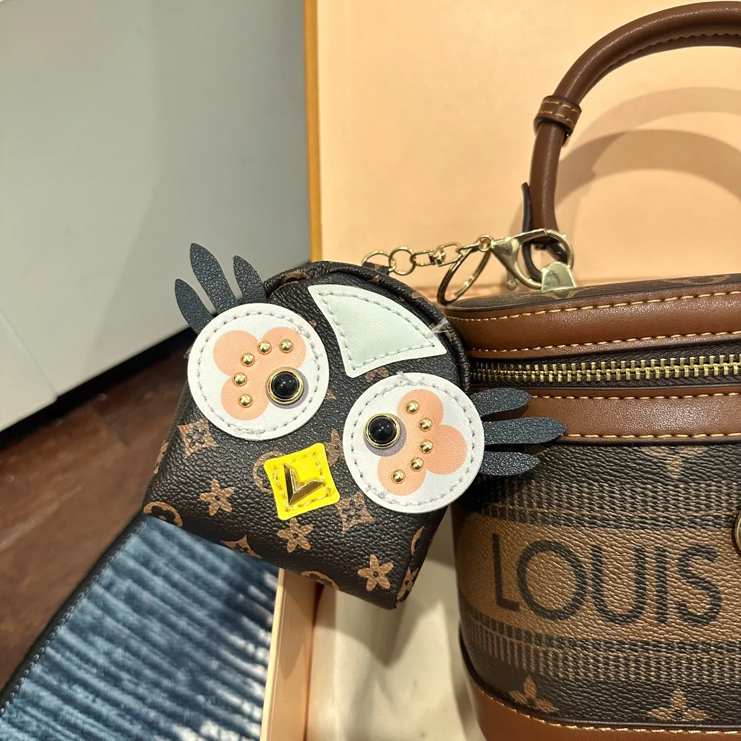 p140 送挂件 礼盒包装 Lv 新款 vanity pm 化妆箱 软盒子 太鸡肋 近几年LV的脑洞真的是越开越大,设计独特而经典 小巧的独特造型,搭配各种复古的颜色和装饰,绝对是这几年LV最出彩的设计之一 尺寸 18cm