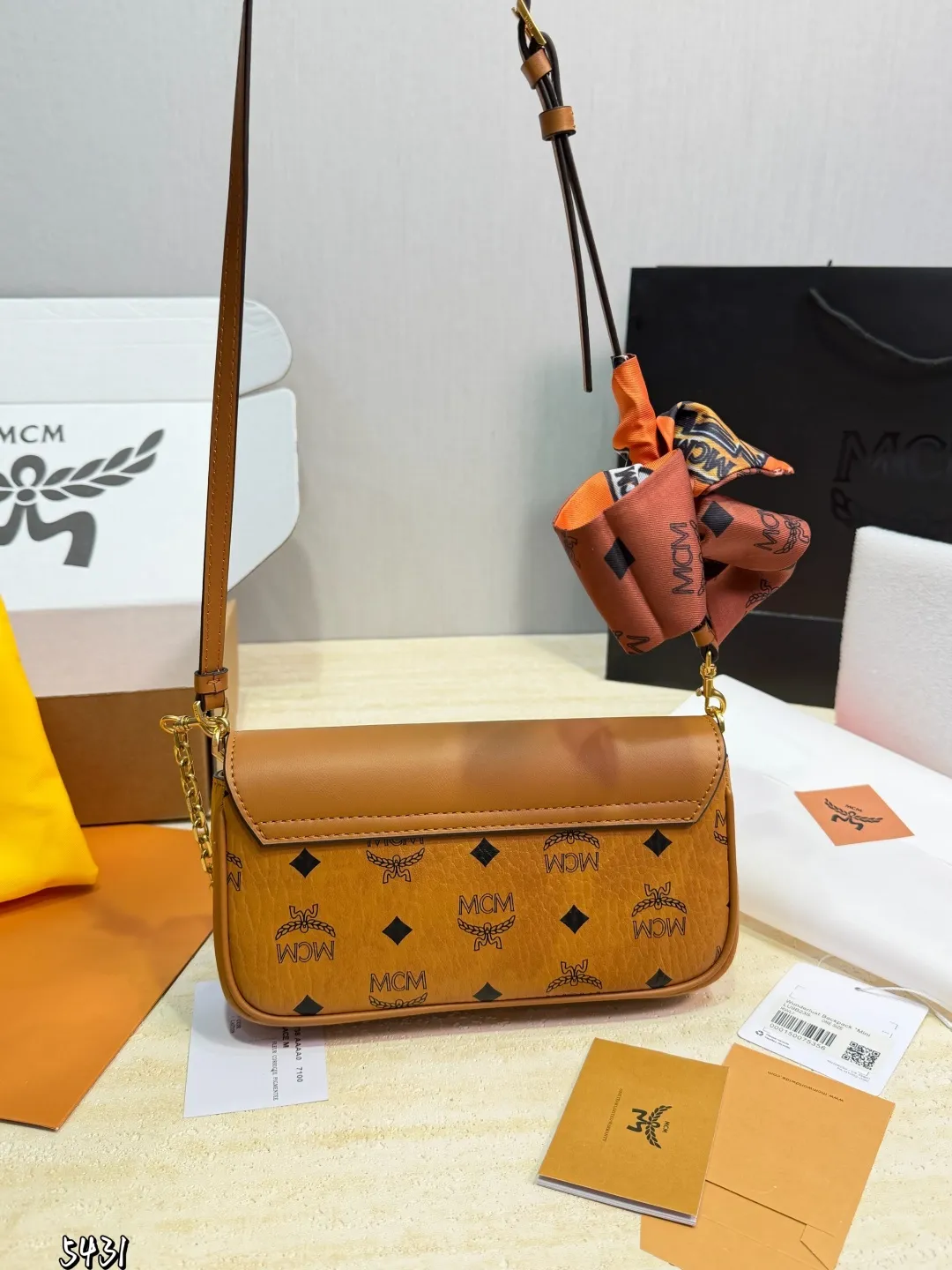 p155(飞机礼盒) MCM Tracy链条包 MCM Tracy链条包,干邑色Visetos老花+牛皮拼接,复古又时髦!金属月桂叶锁扣超有辦识度,肩带可调节,手拎、单肩、斜挎都OK,日常通勤or休闲出街都能轻松驾驭幽。内部有拉链隔层和卡槽,收纳手机、卡包超方便,实用又百搭,是轻奢包包热门之选! 尺寸 20 11cm