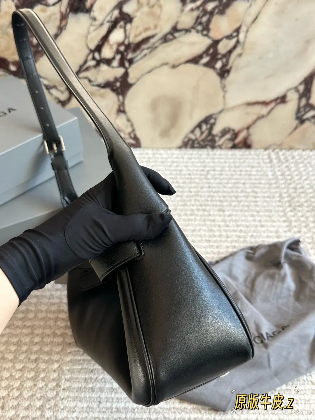 原版皮💰250 原版皮 配礼盒 size：34 14cm 巴黎世家新款Hobo 大廓形包包 柔软的大廓形包包 上身慵懒感立刻get、 真的很喜欢又方便又酷的超实用大包!