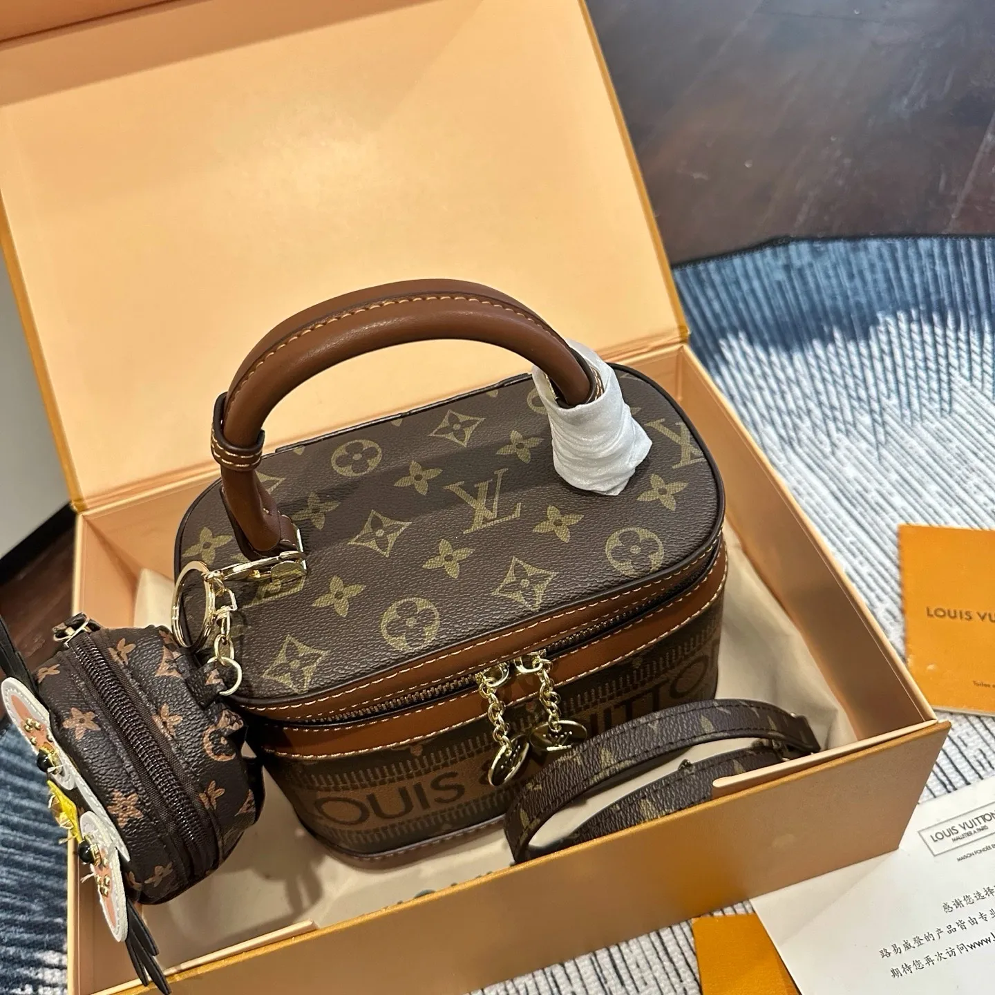 p140 送挂件 礼盒包装 Lv 新款 vanity pm 化妆箱 软盒子 太鸡肋 近几年LV的脑洞真的是越开越大，设计独特而经典 小巧的独特造型，搭配各种复古的颜色和装饰，绝对是这几年LV最出彩的设计之一 尺寸 18cm