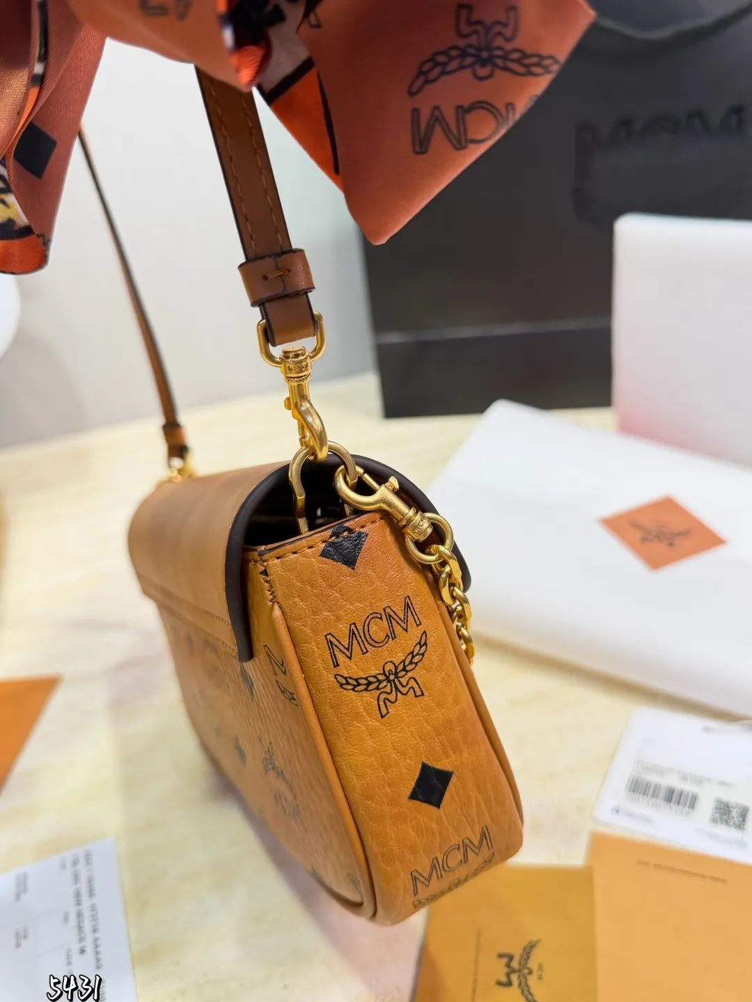 p155（飞机礼盒） MCM Tracy链条包 MCM Tracy链条包，干邑色Visetos老花+牛皮拼接，复古又时髦！金属月桂叶锁扣超有辦识度，肩带可调节，手拎、单肩、斜挎都OK，日常通勤or休闲出街都能轻松驾驭幽。内部有拉链隔层和卡槽，收纳手机、卡包超方便，实用又百搭，是轻奢包包热门之选！ 尺寸 20 11cm