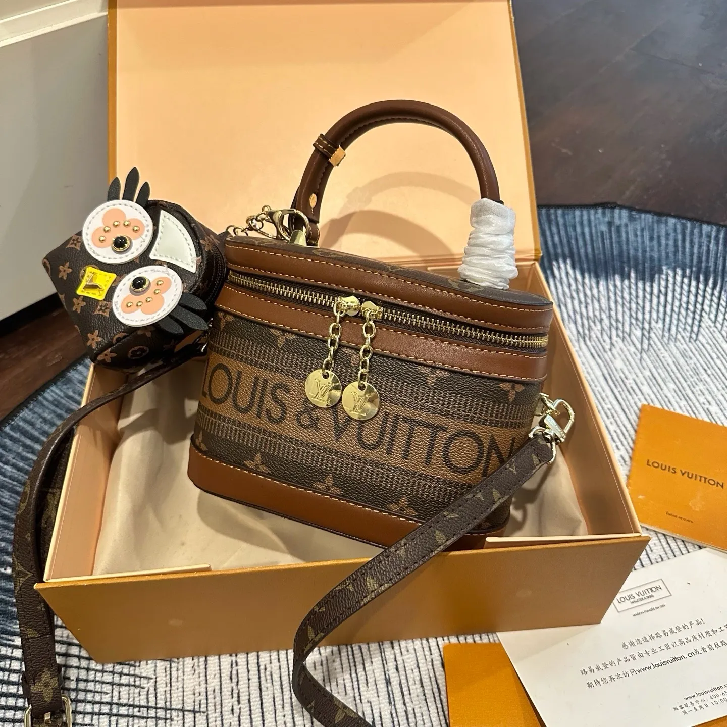 p140 送挂件 礼盒包装 Lv 新款 vanity pm 化妆箱 软盒子 太鸡肋 近几年LV的脑洞真的是越开越大，设计独特而经典 小巧的独特造型，搭配各种复古的颜色和装饰，绝对是这几年LV最出彩的设计之一 尺寸 18cm