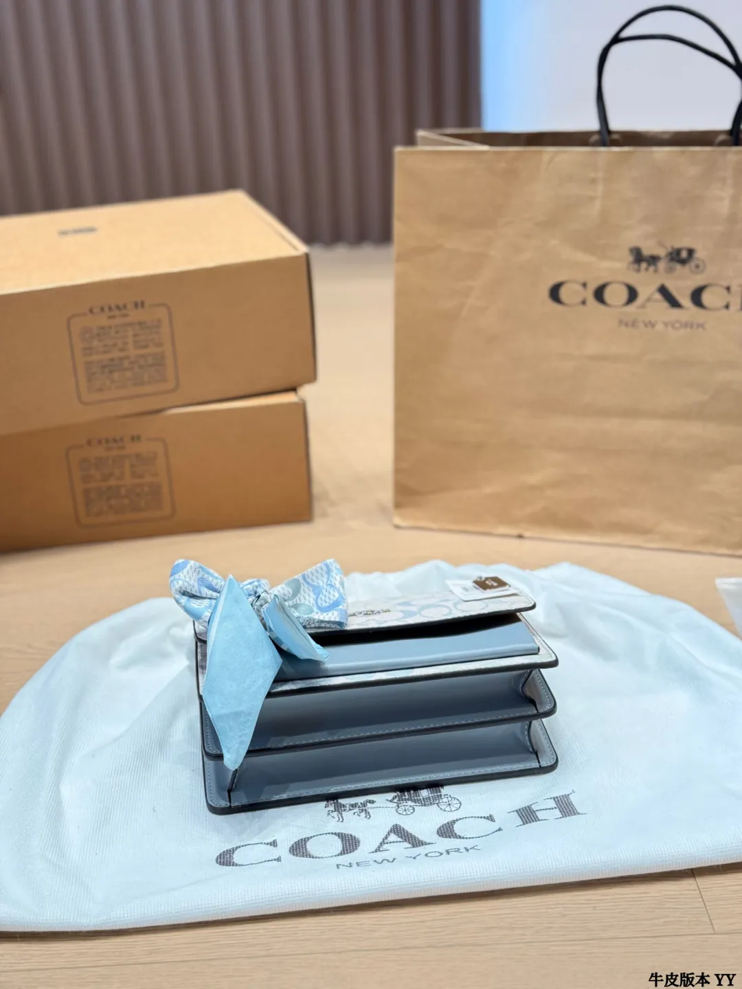 牛皮版本 p155 Coach蔻驰｜Klare风琴包 C家新款Klare翻盖小方包 这款包包看起来，可以说是非常的精致优雅，经典的同时又不失设计感。侧面采用了蛇纹包边,个性又有气质,金属五金链条,但是非常轻巧。有两种背法,斜背或单肩，完全不用担心搭配，一年四季都可背！尺寸:21.5*16cm