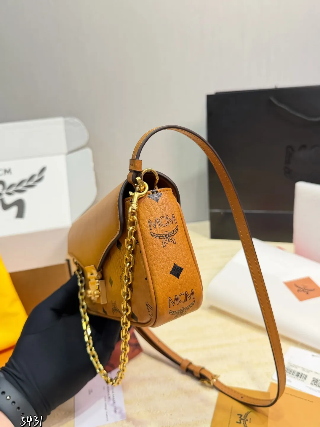 p155（飞机礼盒） MCM Tracy链条包 MCM Tracy链条包，干邑色Visetos老花+牛皮拼接，复古又时髦！金属月桂叶锁扣超有辦识度，肩带可调节，手拎、单肩、斜挎都OK，日常通勤or休闲出街都能轻松驾驭幽。内部有拉链隔层和卡槽，收纳手机、卡包超方便，实用又百搭，是轻奢包包热门之选！ 尺寸 20 11cm