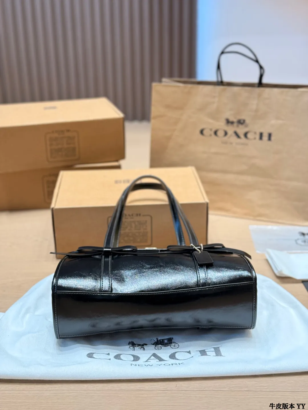 牛皮版本 p160 Coach Bridget蝴蝶结法棍包 Coach Bridget蝴蝶结法棍包是春季新品,亮面油蜡牛皮材质,复古光泽感满满✨。包身简约,蝴蝶结点缀超甜美,腋下包设计,肩带可调节,单肩斜挎都OK!尺寸适中,通勤休闲都能装下日常小物。黄色款清新明亮,春夏搭配超加分🌼。油蜡皮越用越有复古感,实用又有设计感,时髦女孩必入! 尺寸 30 15cm
