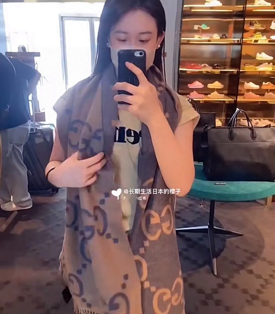 scarf 0082