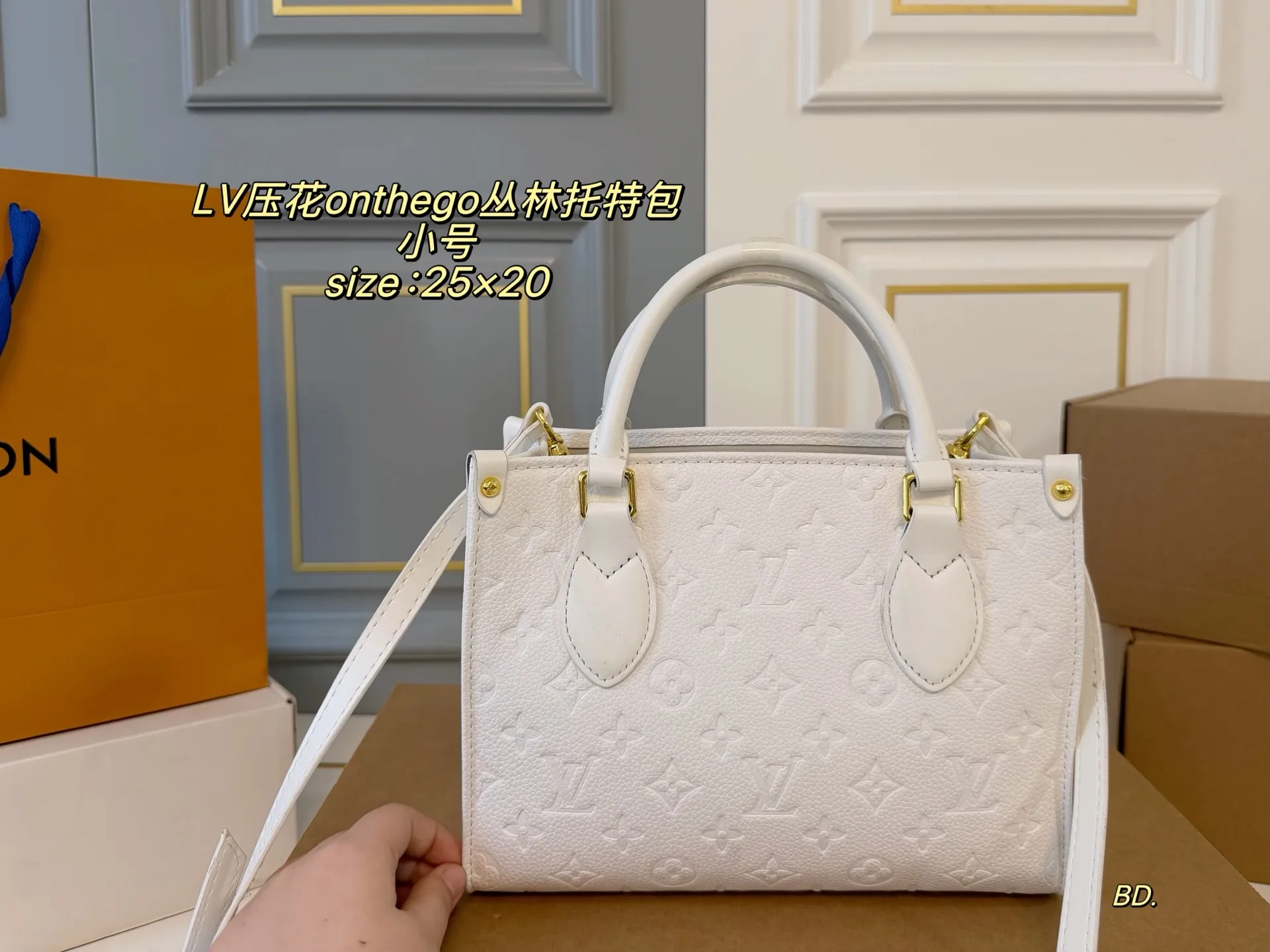 P160 小号(无盒) size:25×20 LV路易威登压花onthego丛林托特包💕 整体包型硬挺,材质硬朗不软塌‼️ 配有长肩带,🉑手提🉑腋下 减龄同时又增加了几分俏皮感✅