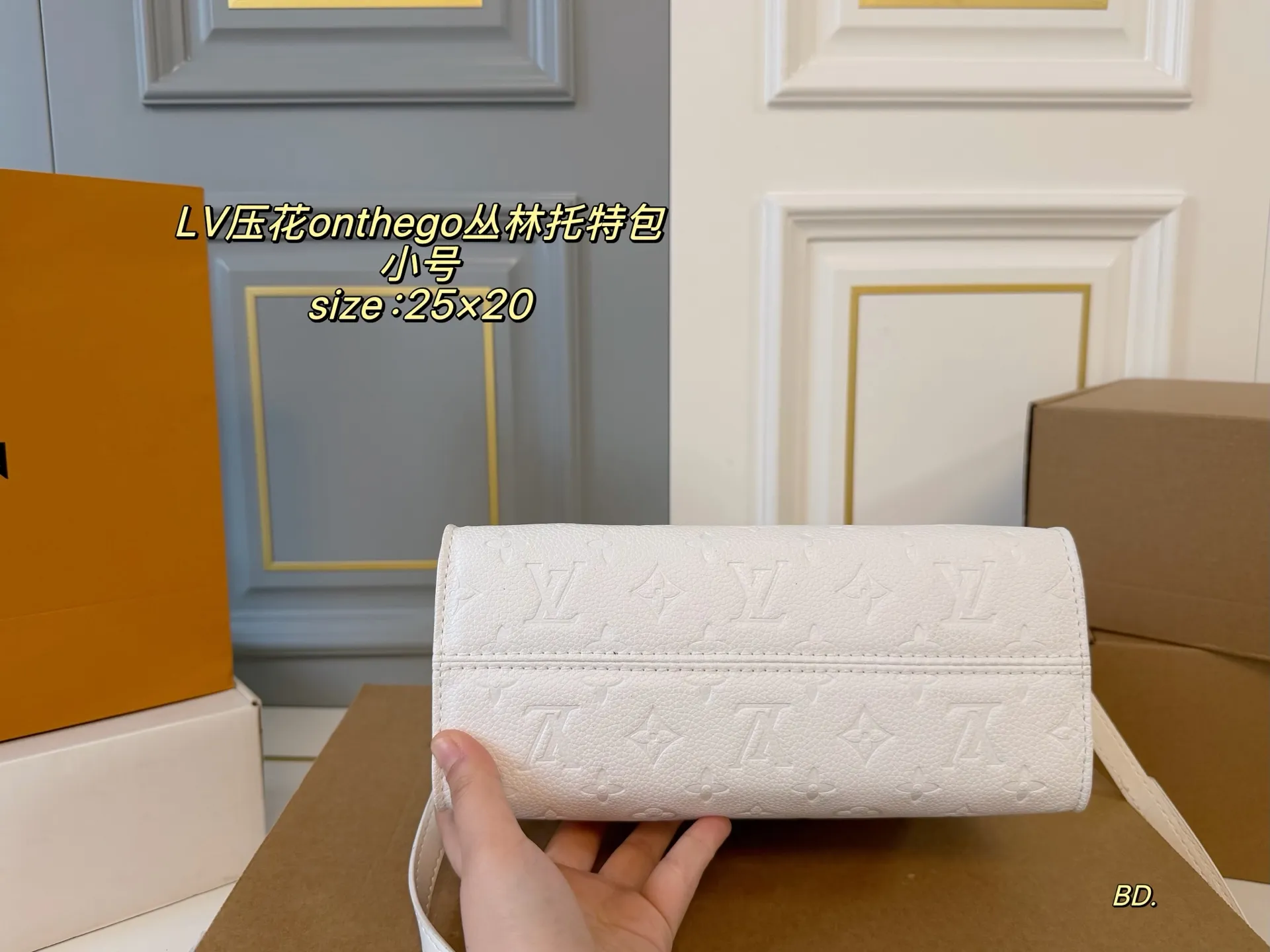 P160 小号(无盒) size:25×20 LV路易威登压花onthego丛林托特包💕 整体包型硬挺,材质硬朗不软塌‼️ 配有长肩带,🉑手提🉑腋下 减龄同时又增加了几分俏皮感✅