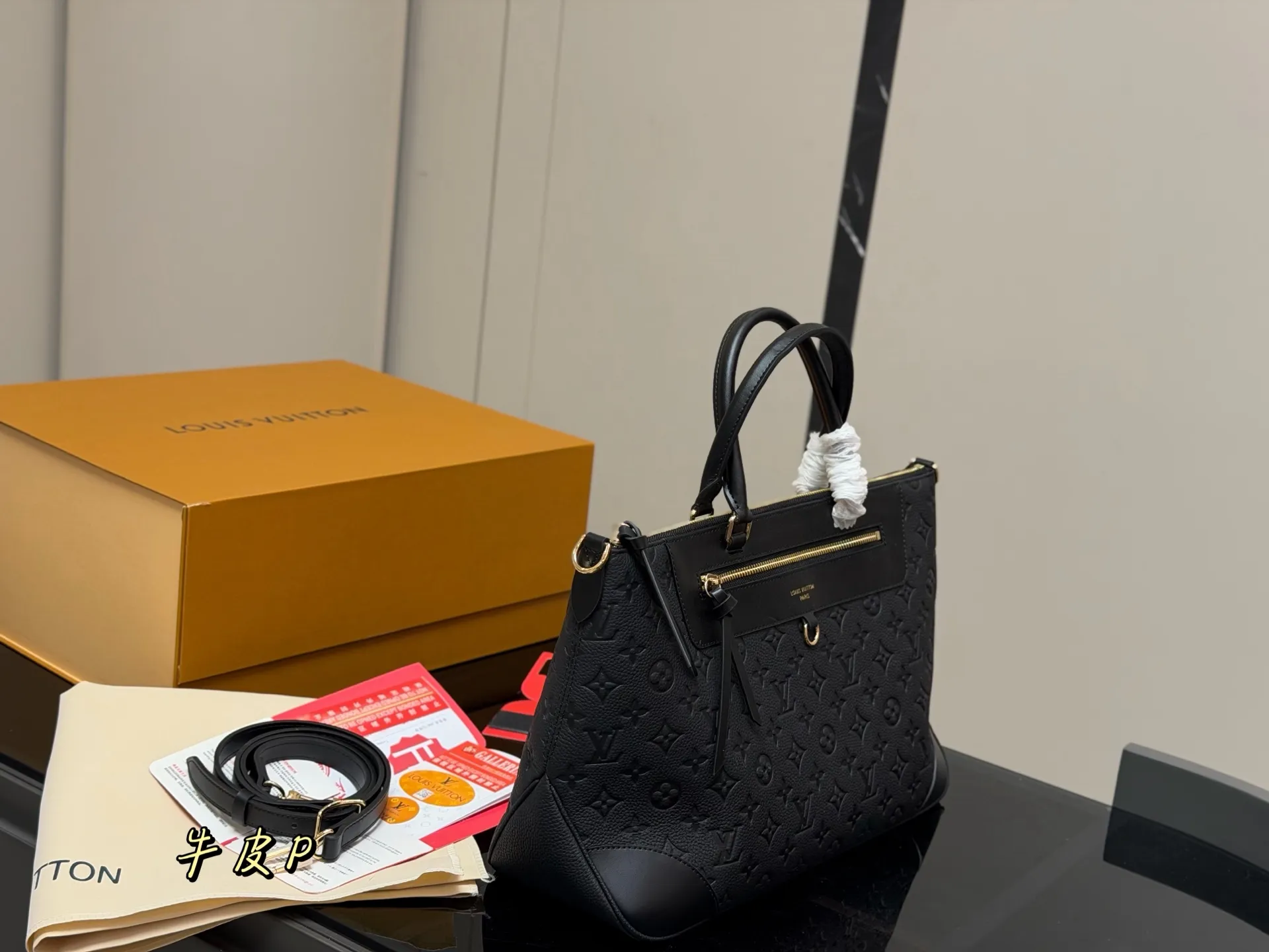 &yen;330 折叠盒飞机盒 LV 新款托特手袋 质感很高级 容量超级大也很耐用 日常出街背它回头率百分百 就是这种随性慵懒感 尺寸:40.25cm