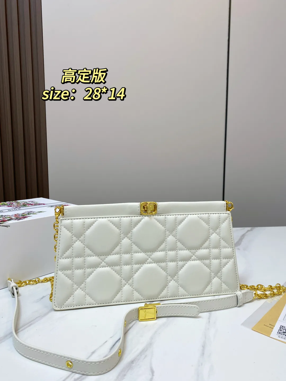 P130 配折叠盒 尺寸28*14 迪奥 caro链条包 美美的白金配色洋溢着法式的浪漫 软糯糯的小牛皮，实物手感柔软细腻 蒙田的logo十戴妃的萎格 看到实物一眼着迷的程度 特殊的CD 金属链条 生结合了 Dior经典元素 caro是 Dior 先生妹妹在二战期间时使用的化名 以此命名纪念 Catherine 女士勇气和精神 经典永不过时 8848