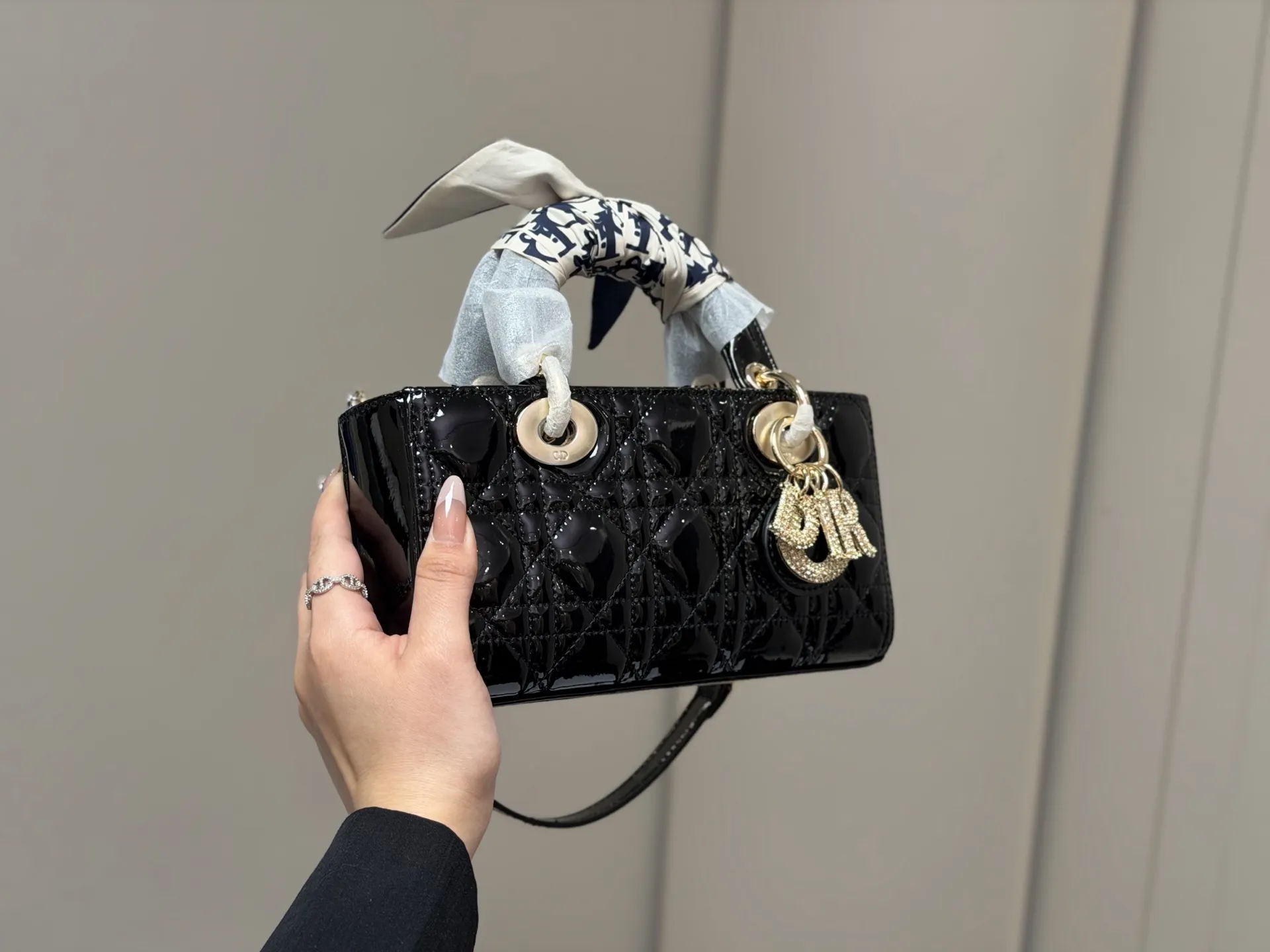 &yen;215 配折叠盒 迪奥lady漆皮横版戴妃包 Dior款新包型 两根包带 我喜欢短的那根～ 一只很&ldquo;我&rdquo;的包爱了 尺寸:22cm