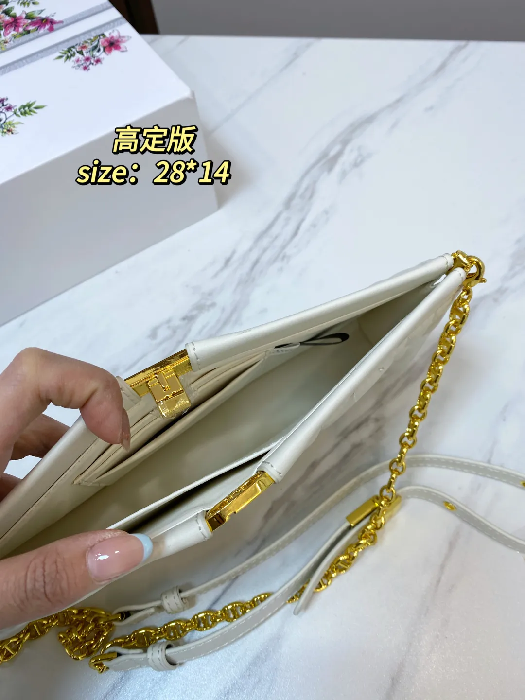 P130 配折叠盒 尺寸28*14 迪奥 caro链条包 美美的白金配色洋溢着法式的浪漫 软糯糯的小牛皮,实物手感柔软细腻 蒙田的logo十戴妃的萎格 看到实物一眼着迷的程度 特殊的CD 金属链条 生结合了 Dior经典元素 caro是 Dior 先生妹妹在二战期间时使用的化名 以此命名纪念 Catherine 女士勇气和精神 经典永不过时 8848