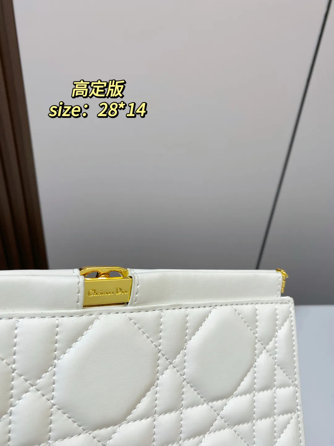 P130 配折叠盒 尺寸28*14 迪奥 caro链条包 美美的白金配色洋溢着法式的浪漫 软糯糯的小牛皮，实物手感柔软细腻 蒙田的logo十戴妃的萎格 看到实物一眼着迷的程度 特殊的CD 金属链条 生结合了 Dior经典元素 caro是 Dior 先生妹妹在二战期间时使用的化名 以此命名纪念 Catherine 女士勇气和精神 经典永不过时 8848