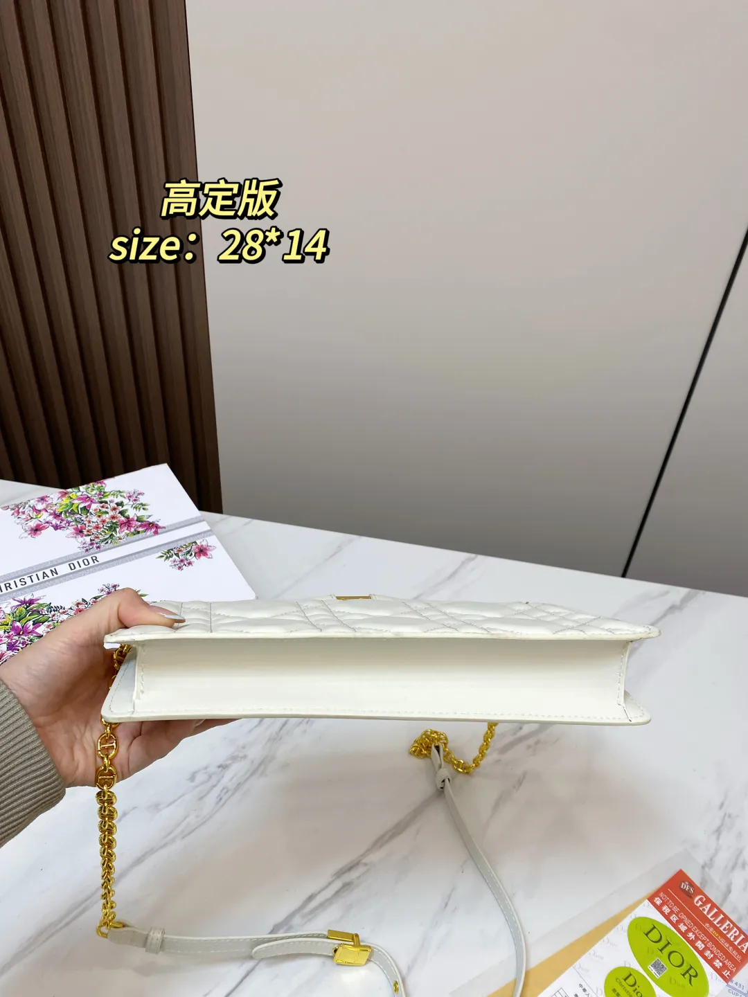 P130 配折叠盒 尺寸28*14 迪奥 caro链条包 美美的白金配色洋溢着法式的浪漫 软糯糯的小牛皮,实物手感柔软细腻 蒙田的logo十戴妃的萎格 看到实物一眼着迷的程度 特殊的CD 金属链条 生结合了 Dior经典元素 caro是 Dior 先生妹妹在二战期间时使用的化名 以此命名纪念 Catherine 女士勇气和精神 经典永不过时 8848