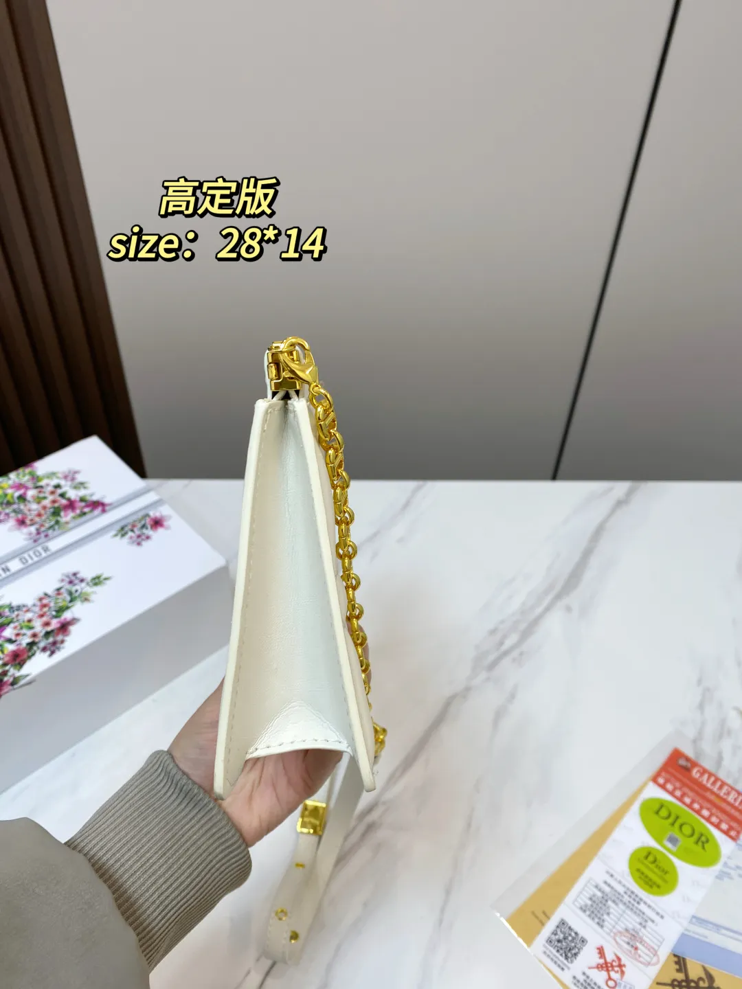P130 配折叠盒 尺寸28*14 迪奥 caro链条包 美美的白金配色洋溢着法式的浪漫 软糯糯的小牛皮，实物手感柔软细腻 蒙田的logo十戴妃的萎格 看到实物一眼着迷的程度 特殊的CD 金属链条 生结合了 Dior经典元素 caro是 Dior 先生妹妹在二战期间时使用的化名 以此命名纪念 Catherine 女士勇气和精神 经典永不过时 8848