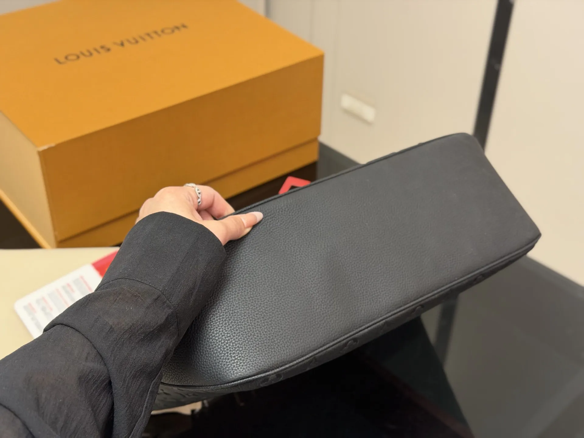 ¥330 折叠盒飞机盒 LV 新款托特手袋 质感很高级 容量超级大也很耐用 日常出街背它回头率百分百 就是这种随性慵懒感 尺寸:40.25cm