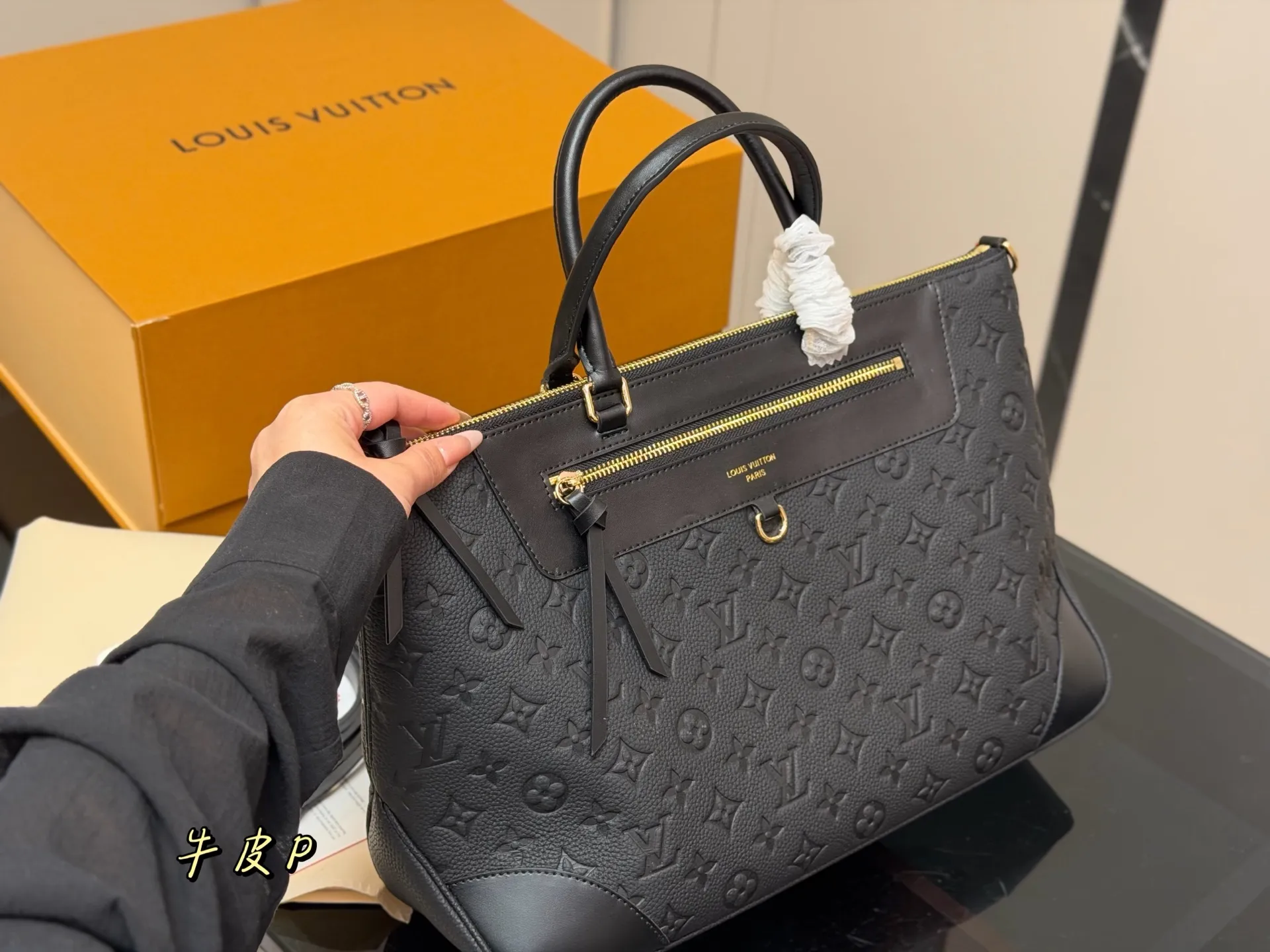&yen;330 折叠盒飞机盒 LV 新款托特手袋 质感很高级 容量超级大也很耐用 日常出街背它回头率百分百 就是这种随性慵懒感 尺寸:40.25cm