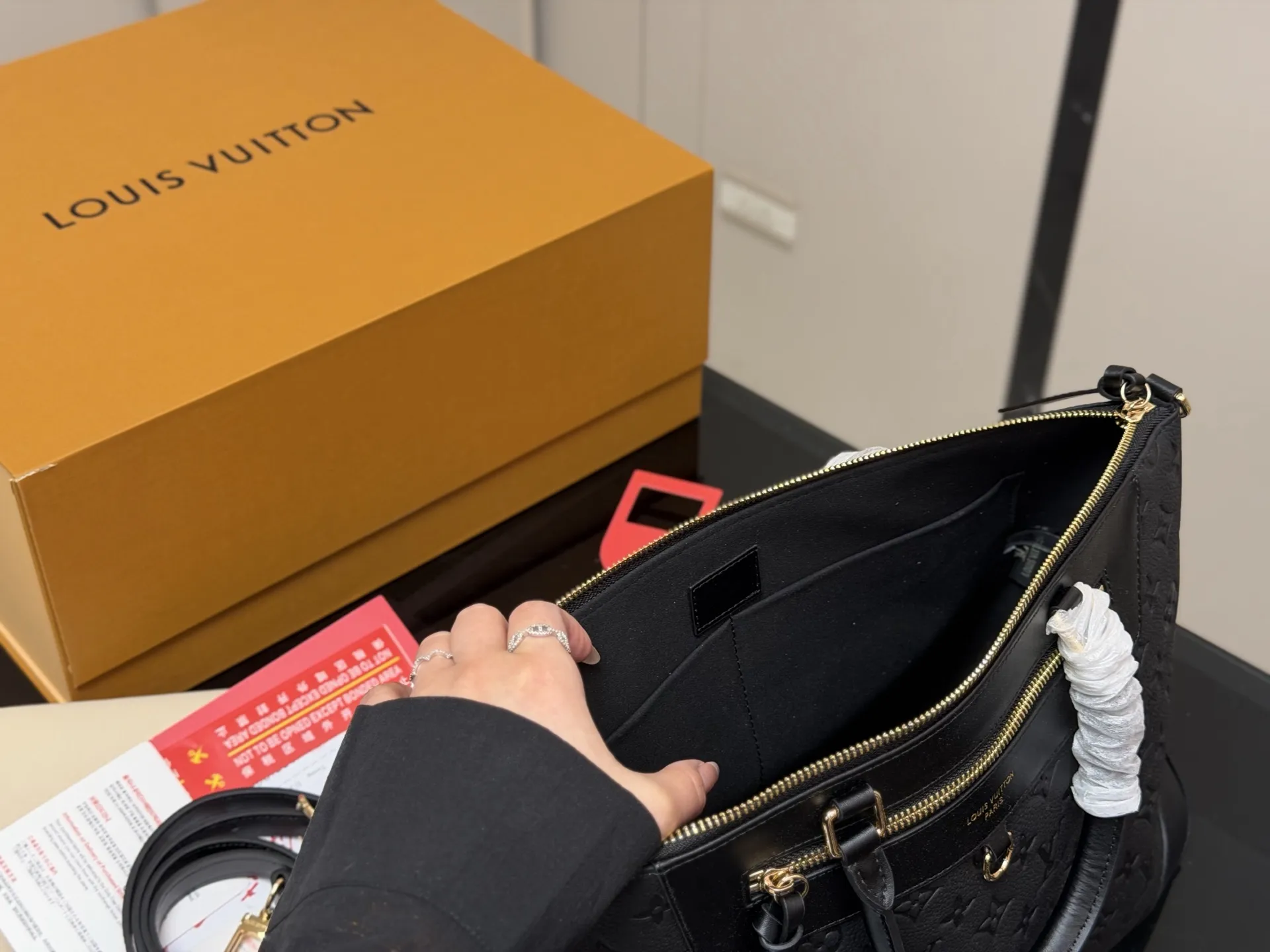 &yen;330 折叠盒飞机盒 LV 新款托特手袋 质感很高级 容量超级大也很耐用 日常出街背它回头率百分百 就是这种随性慵懒感 尺寸:40.25cm