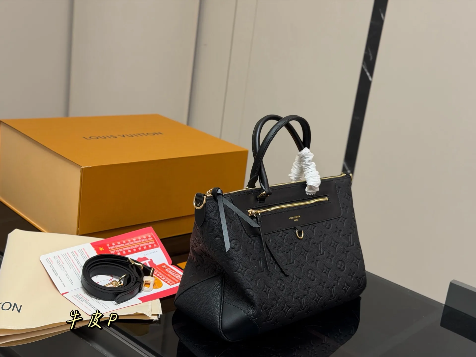 &yen;330 折叠盒飞机盒 LV 新款托特手袋 质感很高级 容量超级大也很耐用 日常出街背它回头率百分百 就是这种随性慵懒感 尺寸:40.25cm