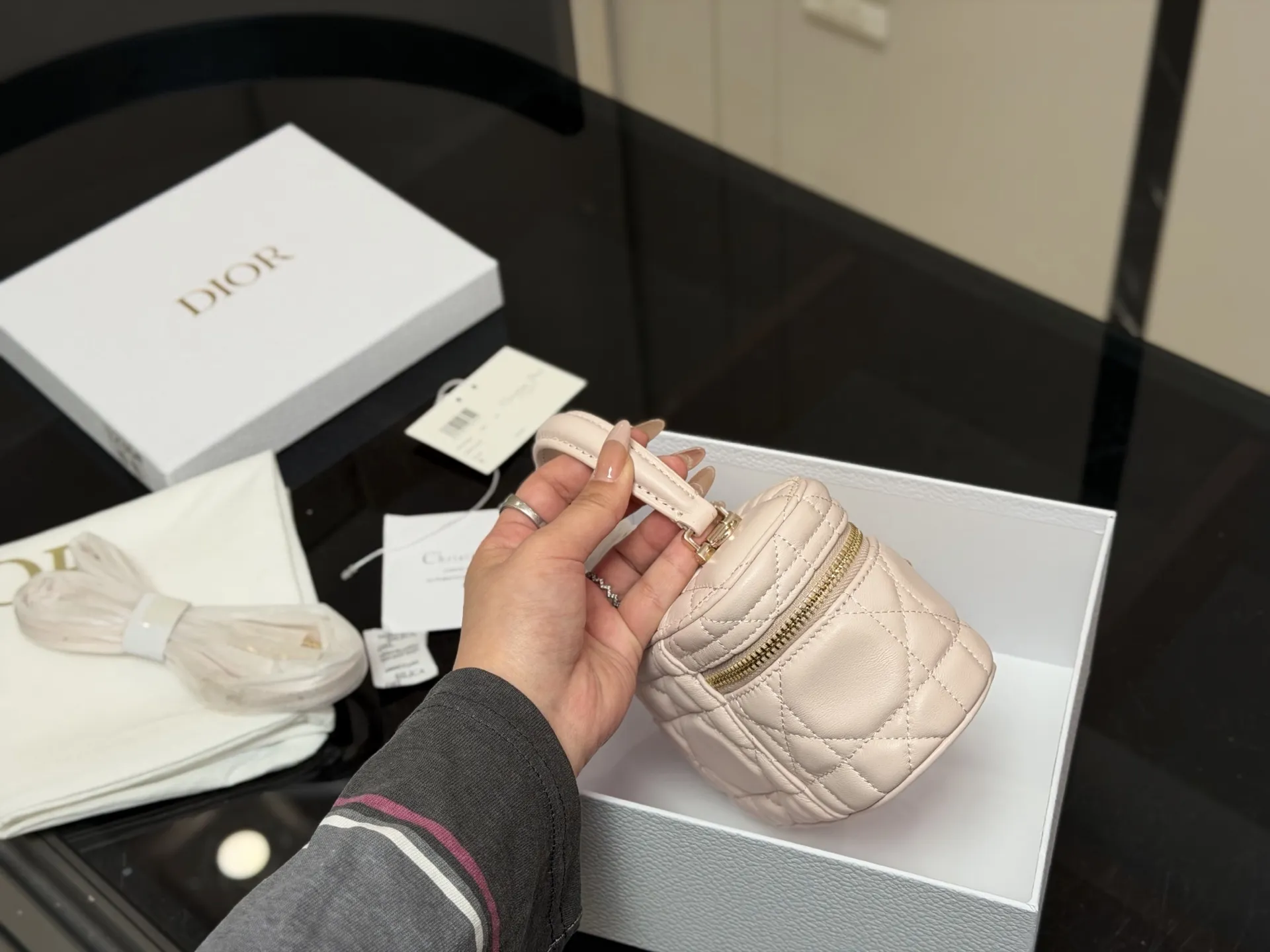 ¥260 配盒 size:17*10cm 迪奥 boston 蝴蝶结新品 小小的盒子包 超吸睛! 精致的一只无敌巨可爱