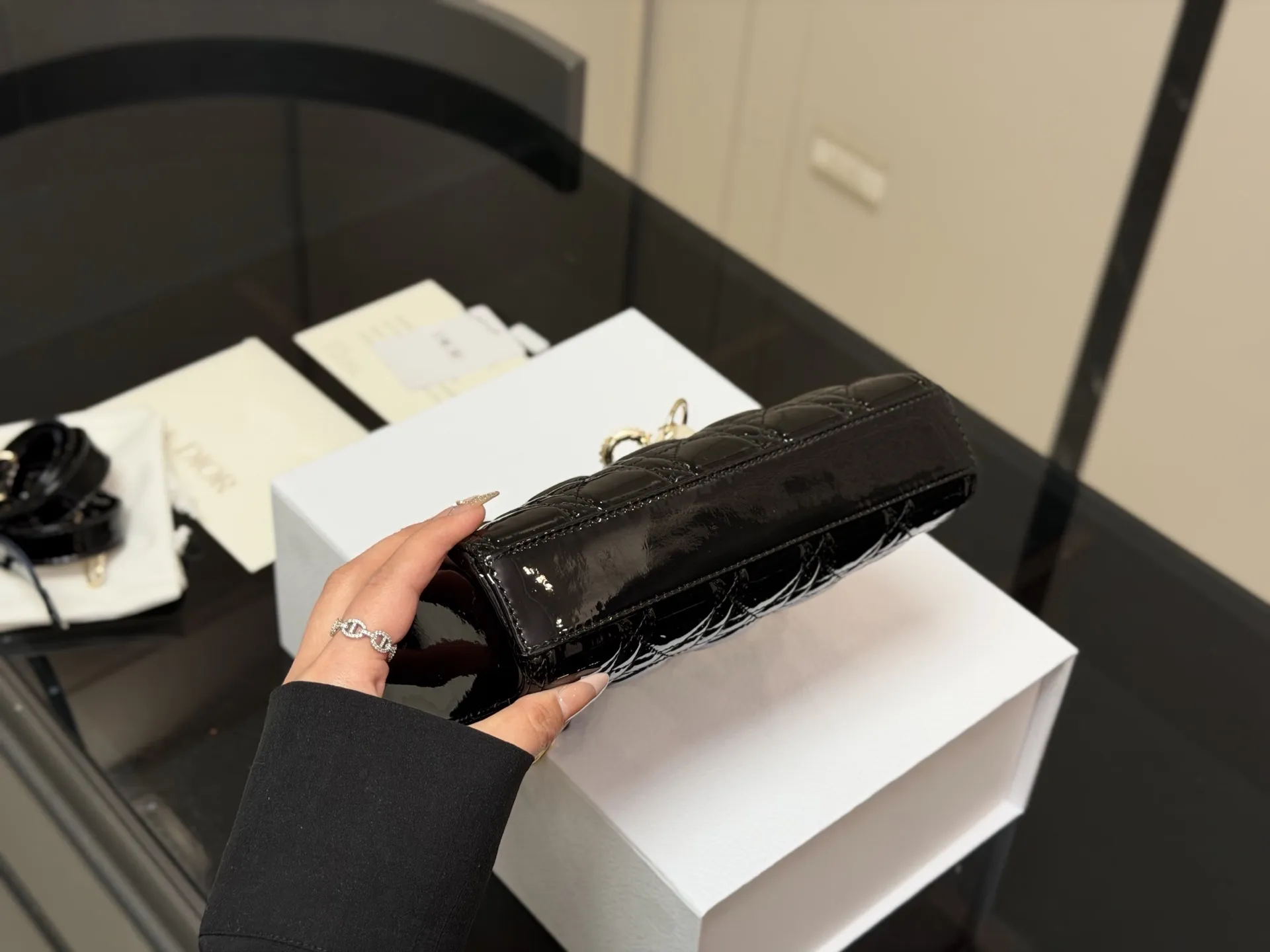 ¥215 配折叠盒 迪奥lady漆皮横版戴妃包 Dior款新包型 两根包带 我喜欢短的那根~ 一只很“我”的包爱了 尺寸:22cm