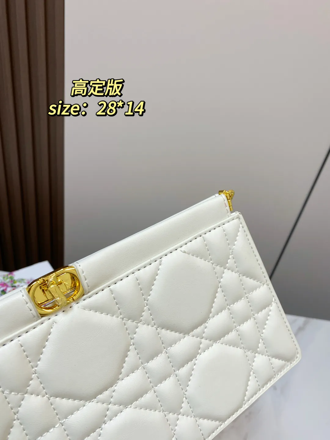 P130 配折叠盒 尺寸28*14 迪奥 caro链条包 美美的白金配色洋溢着法式的浪漫 软糯糯的小牛皮,实物手感柔软细腻 蒙田的logo十戴妃的萎格 看到实物一眼着迷的程度 特殊的CD 金属链条 生结合了 Dior经典元素 caro是 Dior 先生妹妹在二战期间时使用的化名 以此命名纪念 Catherine 女士勇气和精神 经典永不过时 8848