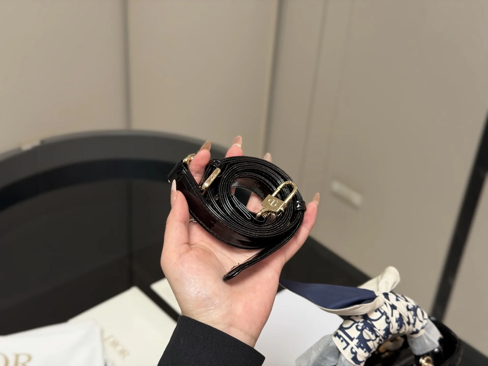 &yen;215 配折叠盒 迪奥lady漆皮横版戴妃包 Dior款新包型 两根包带 我喜欢短的那根～ 一只很&ldquo;我&rdquo;的包爱了 尺寸:22cm