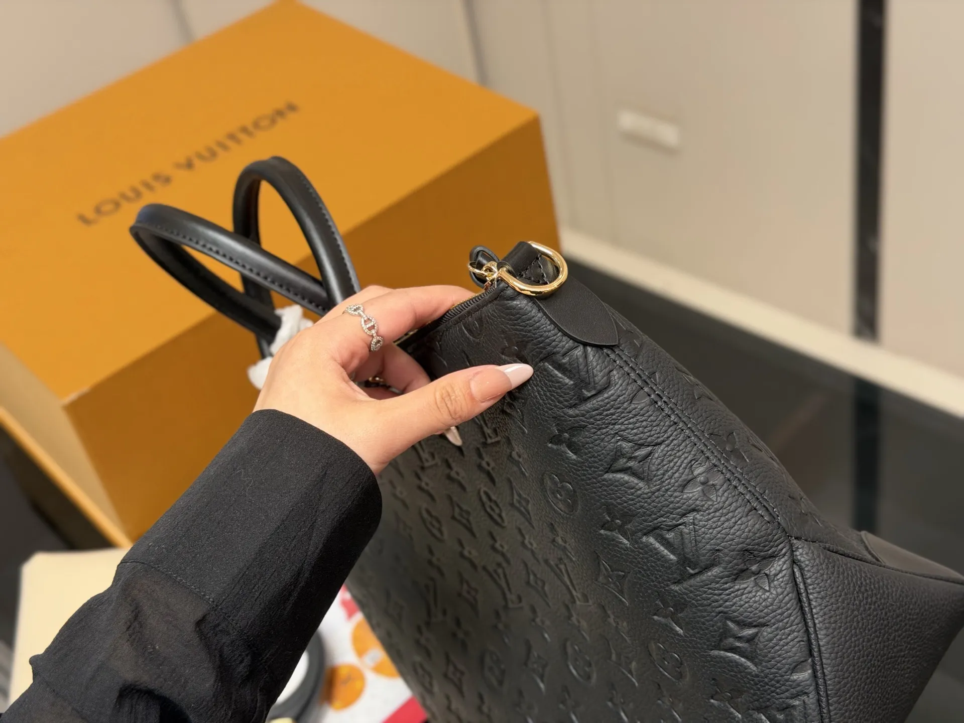 &yen;330 折叠盒飞机盒 LV 新款托特手袋 质感很高级 容量超级大也很耐用 日常出街背它回头率百分百 就是这种随性慵懒感 尺寸:40.25cm