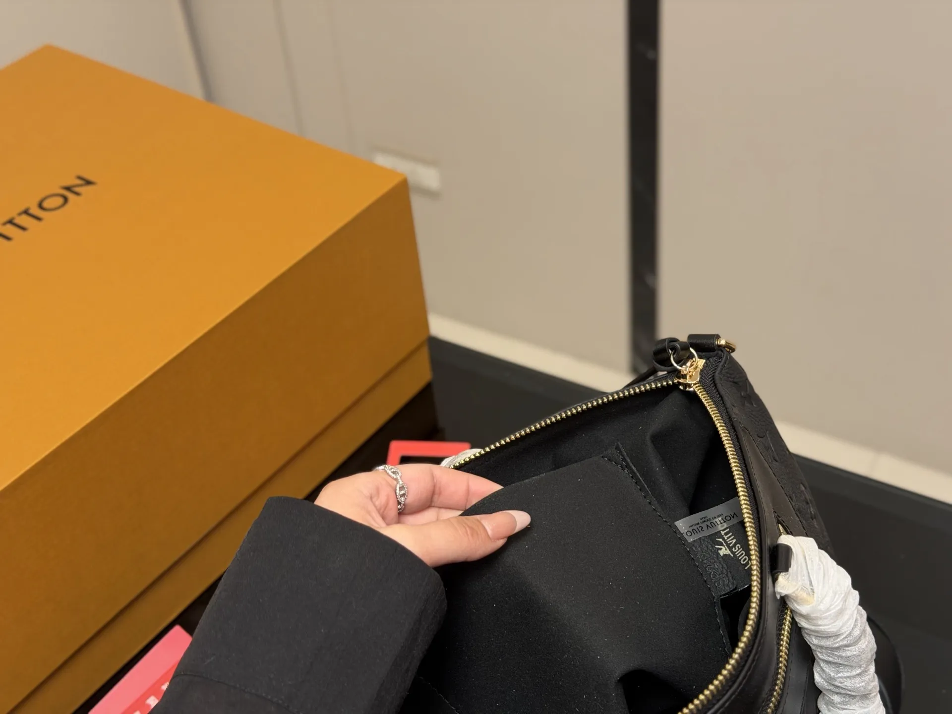 &yen;330 折叠盒飞机盒 LV 新款托特手袋 质感很高级 容量超级大也很耐用 日常出街背它回头率百分百 就是这种随性慵懒感 尺寸:40.25cm