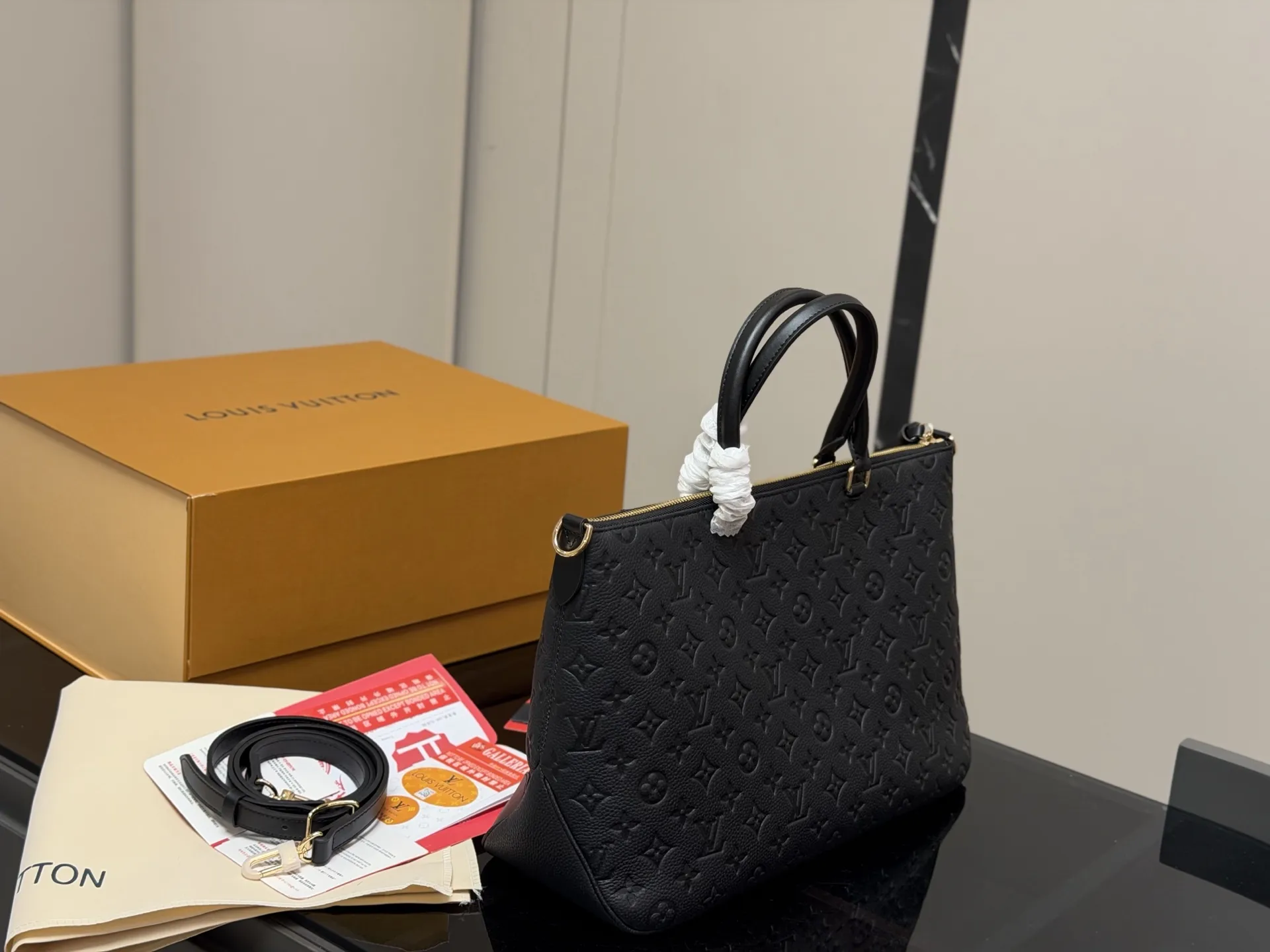 &yen;330 折叠盒飞机盒 LV 新款托特手袋 质感很高级 容量超级大也很耐用 日常出街背它回头率百分百 就是这种随性慵懒感 尺寸:40.25cm