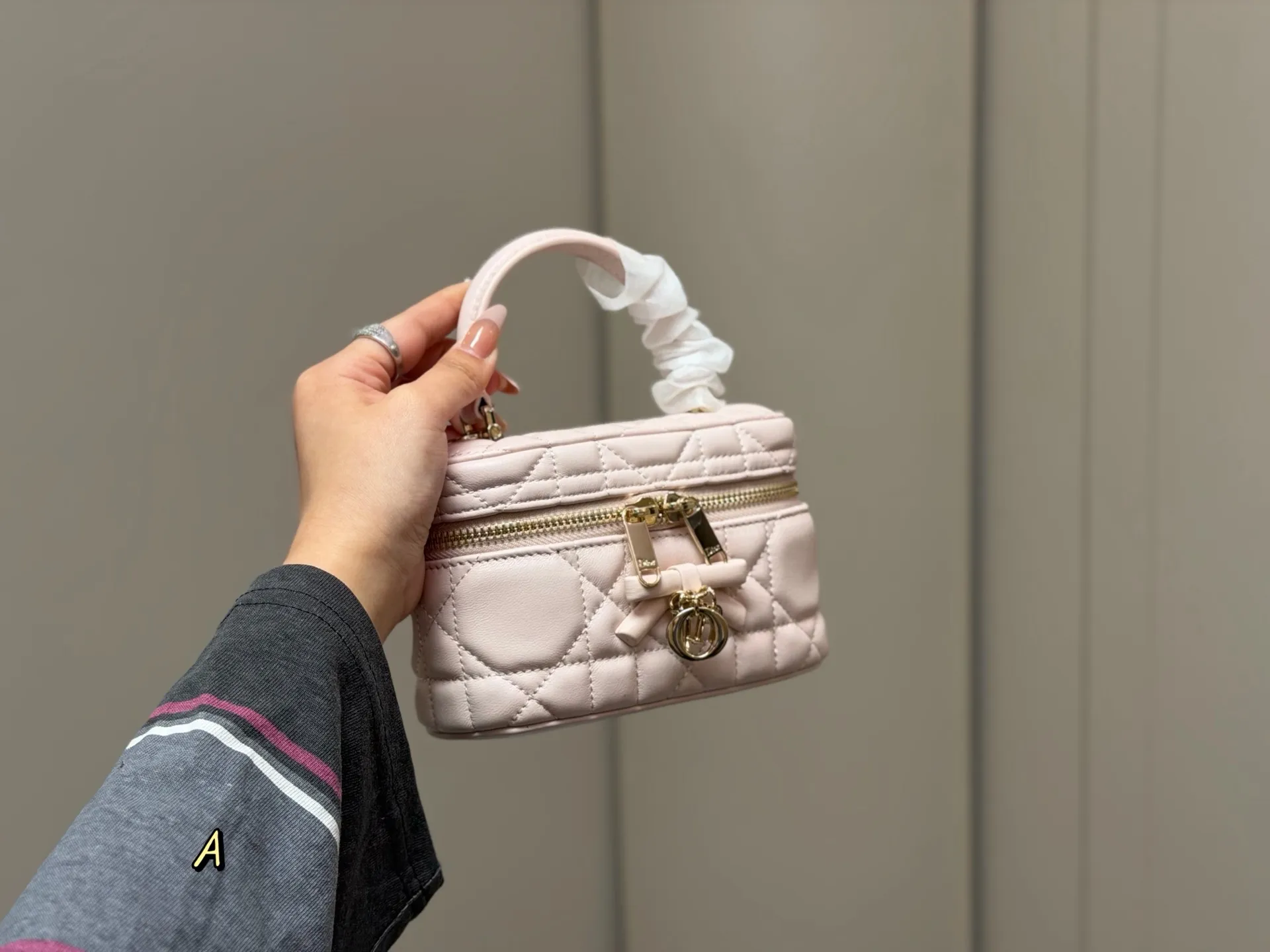 ¥260 配盒 size:17*10cm 迪奥 boston 蝴蝶结新品 小小的盒子包 超吸睛! 精致的一只无敌巨可爱