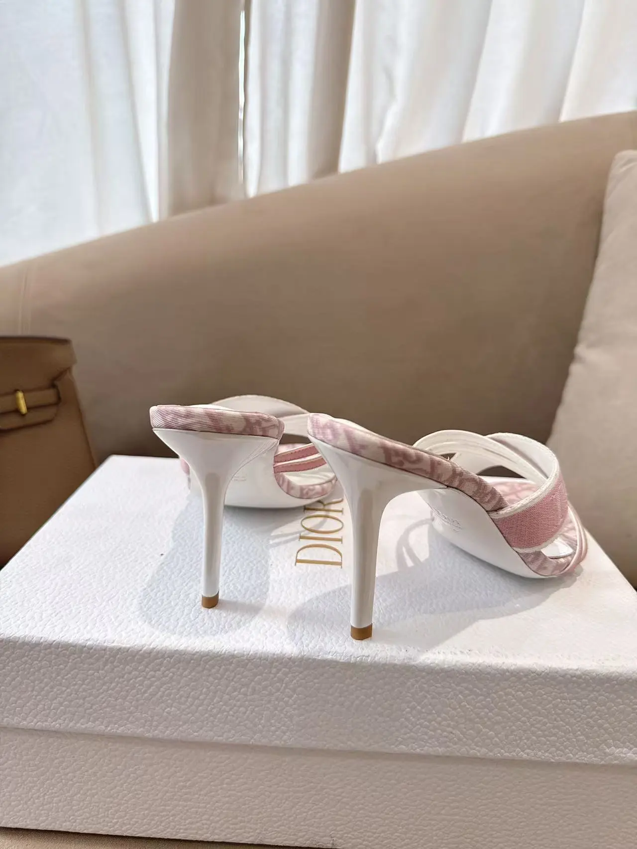 出厂价:💰300💰 Dior*迪奥2026ss夏季新款中古高跟拖鞋♕♕公主范十足,颜色非常抬肤色,迷人的复古美感 夏季必备单品,无论是上班还是平时穿着,绝对是满满的清新感 ✔鞋面:电绣工艺/羊皮 ✔内里:羊皮内里 ✔大底:进口意大利真皮大底 ✔跟高:8.5cm ✔码数:35-39 (34 40 41 42定做不退换)