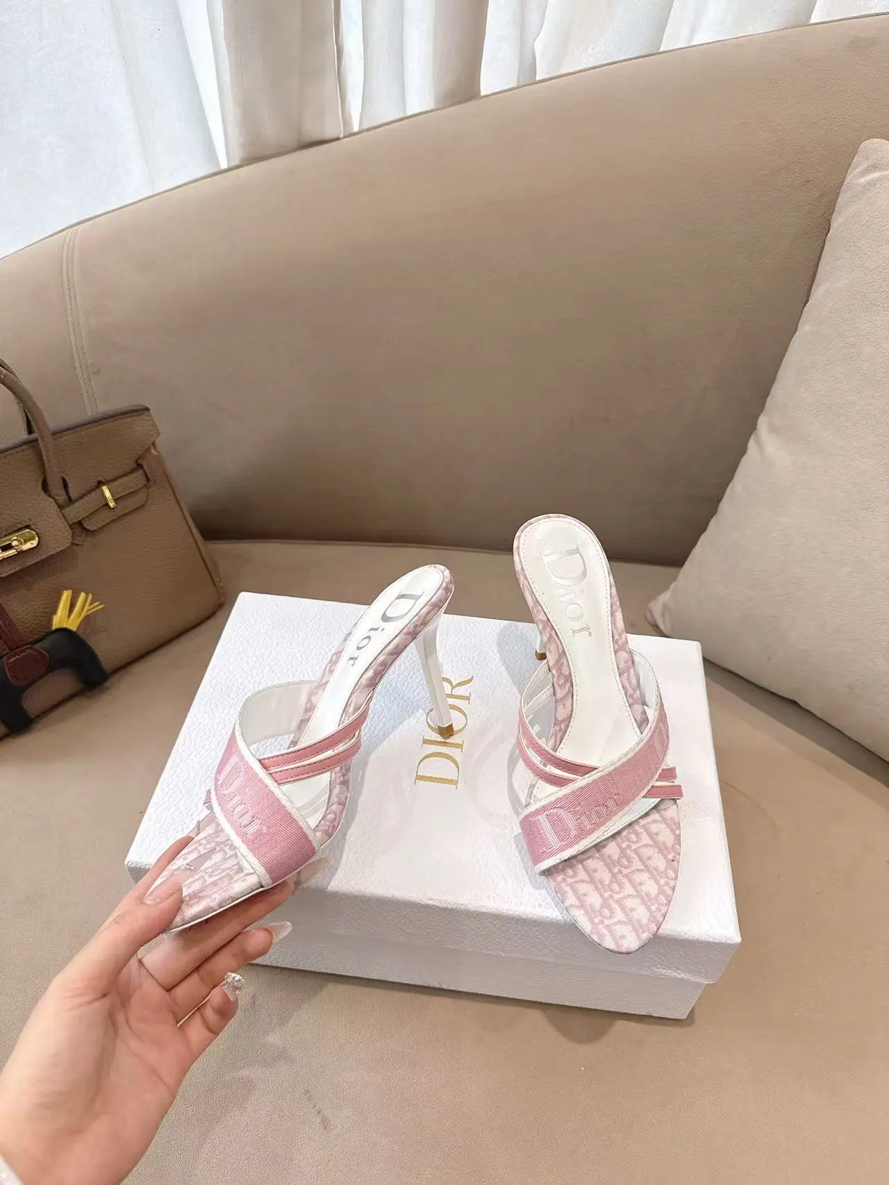 出厂价：💰300💰 Dior*迪奥2026ss夏季新款中古高跟拖鞋♕♕公主范十足，颜色非常抬肤色，迷人的复古美感 夏季必备单品，无论是上班还是平时穿着，绝对是满满的清新感 ✔鞋面：电绣工艺/羊皮 ✔内里：羊皮内里 ✔大底：进口意大利真皮大底 ✔跟高：8.5cm ✔码数：35-39 （34 40 41 42定做不退换）