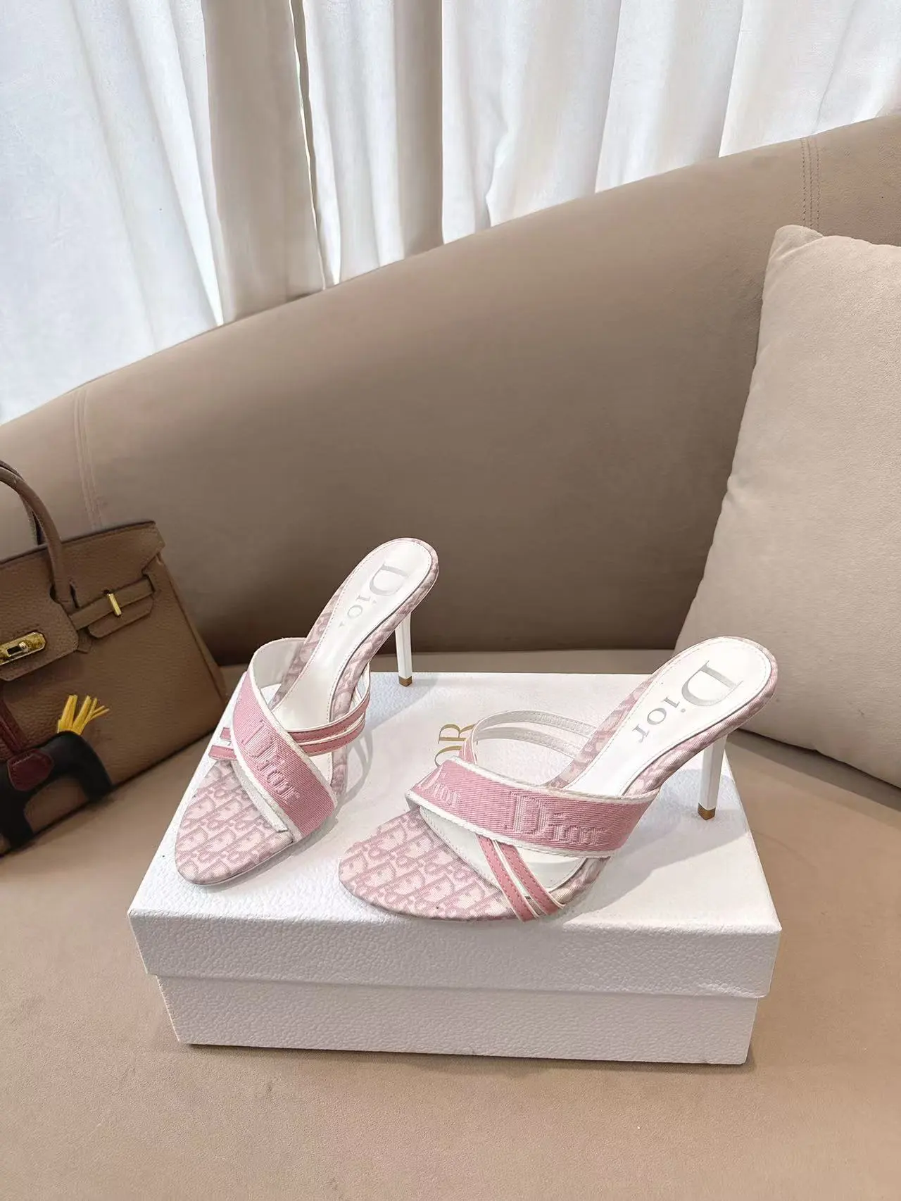 出厂价:💰300💰 Dior*迪奥2026ss夏季新款中古高跟拖鞋♕♕公主范十足,颜色非常抬肤色,迷人的复古美感 夏季必备单品,无论是上班还是平时穿着,绝对是满满的清新感 ✔鞋面:电绣工艺/羊皮 ✔内里:羊皮内里 ✔大底:进口意大利真皮大底 ✔跟高:8.5cm ✔码数:35-39 (34 40 41 42定做不退换)