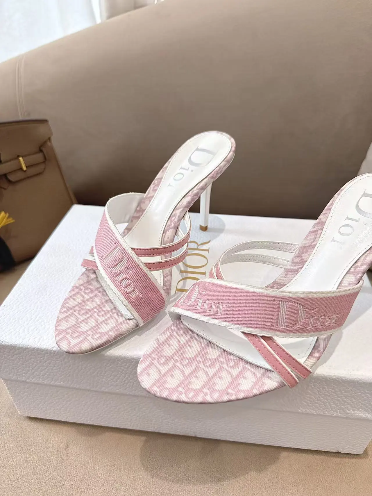 出厂价：💰300💰 Dior*迪奥2026ss夏季新款中古高跟拖鞋♕♕公主范十足，颜色非常抬肤色，迷人的复古美感 夏季必备单品，无论是上班还是平时穿着，绝对是满满的清新感 ✔鞋面：电绣工艺/羊皮 ✔内里：羊皮内里 ✔大底：进口意大利真皮大底 ✔跟高：8.5cm ✔码数：35-39 （34 40 41 42定做不退换）