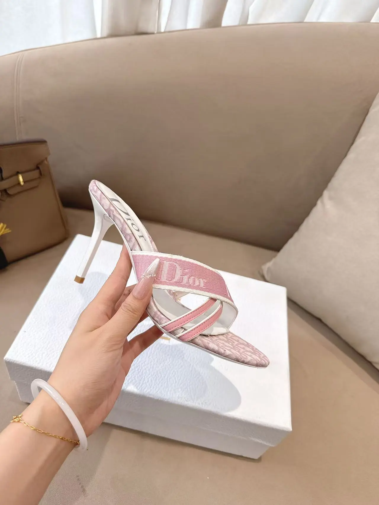 出厂价:💰300💰 Dior*迪奥2026ss夏季新款中古高跟拖鞋♕♕公主范十足,颜色非常抬肤色,迷人的复古美感 夏季必备单品,无论是上班还是平时穿着,绝对是满满的清新感 ✔鞋面:电绣工艺/羊皮 ✔内里:羊皮内里 ✔大底:进口意大利真皮大底 ✔跟高:8.5cm ✔码数:35-39 (34 40 41 42定做不退换)