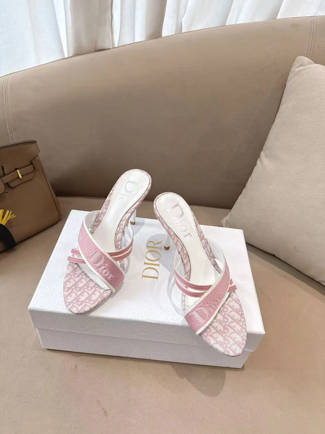 出厂价:💰300💰 Dior*迪奥2026ss夏季新款中古高跟拖鞋♕♕公主范十足,颜色非常抬肤色,迷人的复古美感 夏季必备单品,无论是上班还是平时穿着,绝对是满满的清新感 ✔鞋面:电绣工艺/羊皮 ✔内里:羊皮内里 ✔大底:进口意大利真皮大底 ✔跟高:8.5cm ✔码数:35-39 (34 40 41 42定做不退换)
