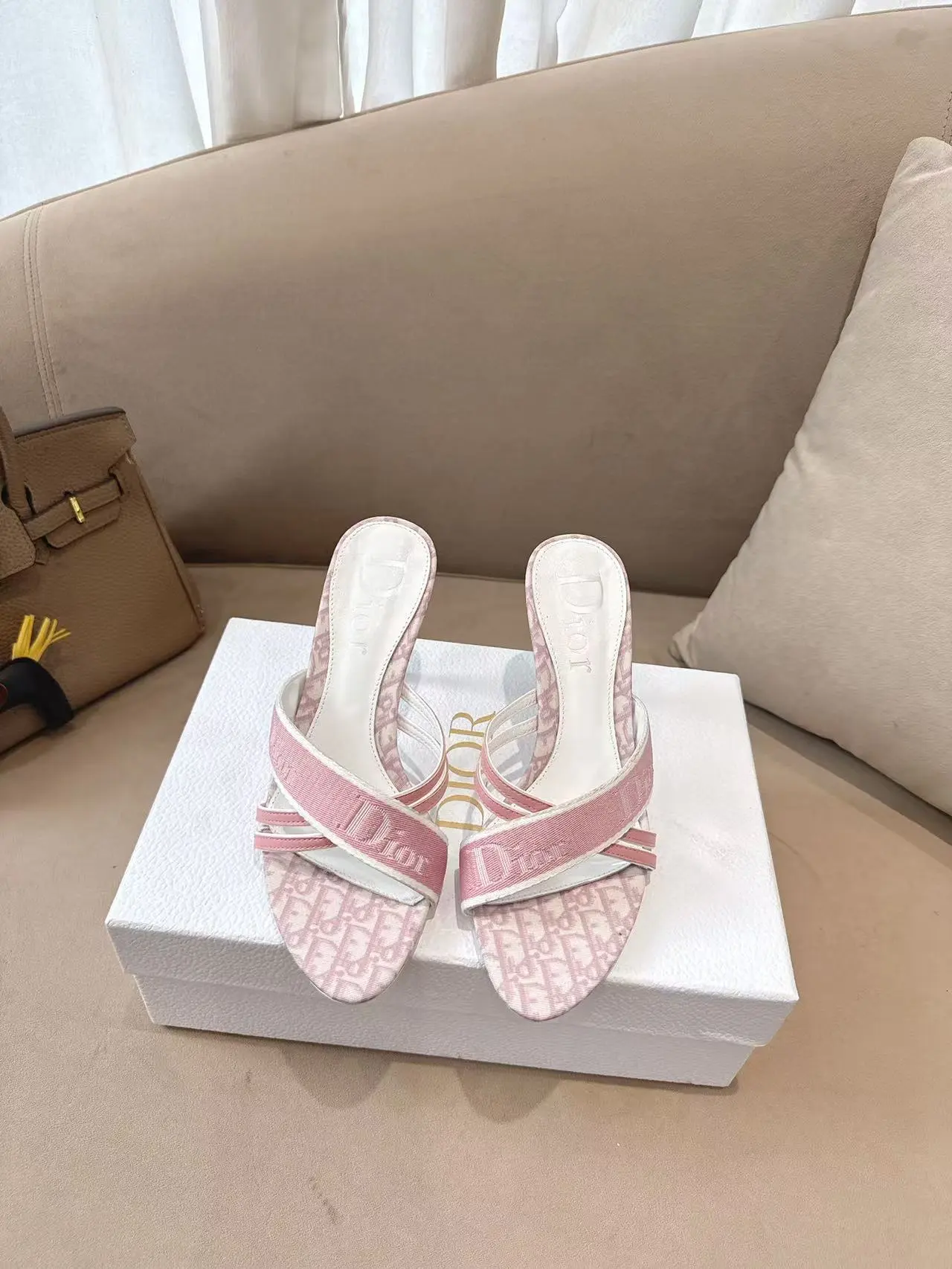 出厂价：💰300💰 Dior*迪奥2026ss夏季新款中古高跟拖鞋♕♕公主范十足，颜色非常抬肤色，迷人的复古美感 夏季必备单品，无论是上班还是平时穿着，绝对是满满的清新感 ✔鞋面：电绣工艺/羊皮 ✔内里：羊皮内里 ✔大底：进口意大利真皮大底 ✔跟高：8.5cm ✔码数：35-39 （34 40 41 42定做不退换）