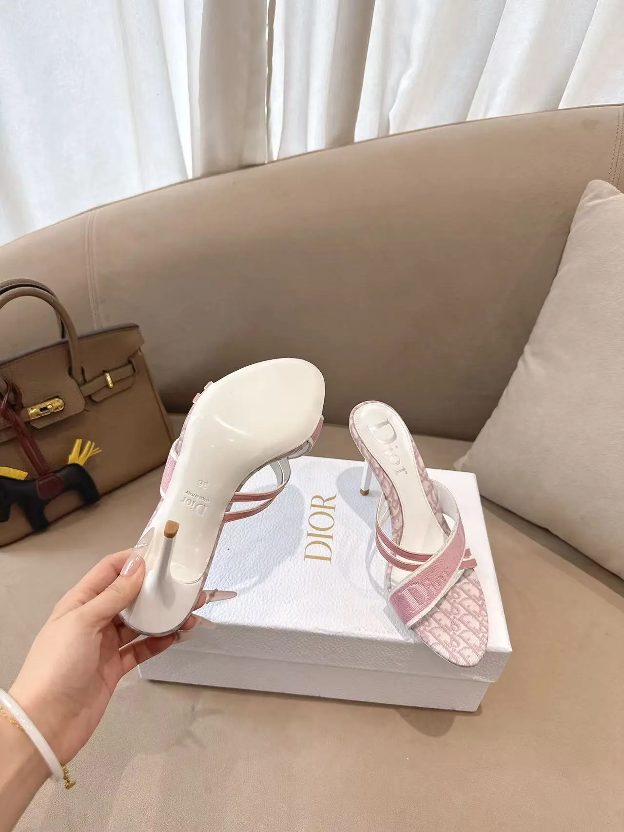 出厂价:💰300💰 Dior*迪奥2026ss夏季新款中古高跟拖鞋♕♕公主范十足,颜色非常抬肤色,迷人的复古美感 夏季必备单品,无论是上班还是平时穿着,绝对是满满的清新感 ✔鞋面:电绣工艺/羊皮 ✔内里:羊皮内里 ✔大底:进口意大利真皮大底 ✔跟高:8.5cm ✔码数:35-39 (34 40 41 42定做不退换)