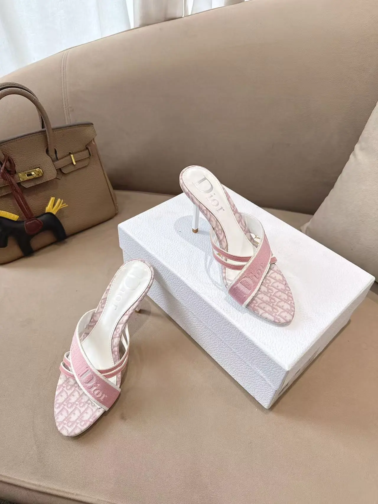 出厂价：💰300💰 Dior*迪奥2026ss夏季新款中古高跟拖鞋♕♕公主范十足，颜色非常抬肤色，迷人的复古美感 夏季必备单品，无论是上班还是平时穿着，绝对是满满的清新感 ✔鞋面：电绣工艺/羊皮 ✔内里：羊皮内里 ✔大底：进口意大利真皮大底 ✔跟高：8.5cm ✔码数：35-39 （34 40 41 42定做不退换）