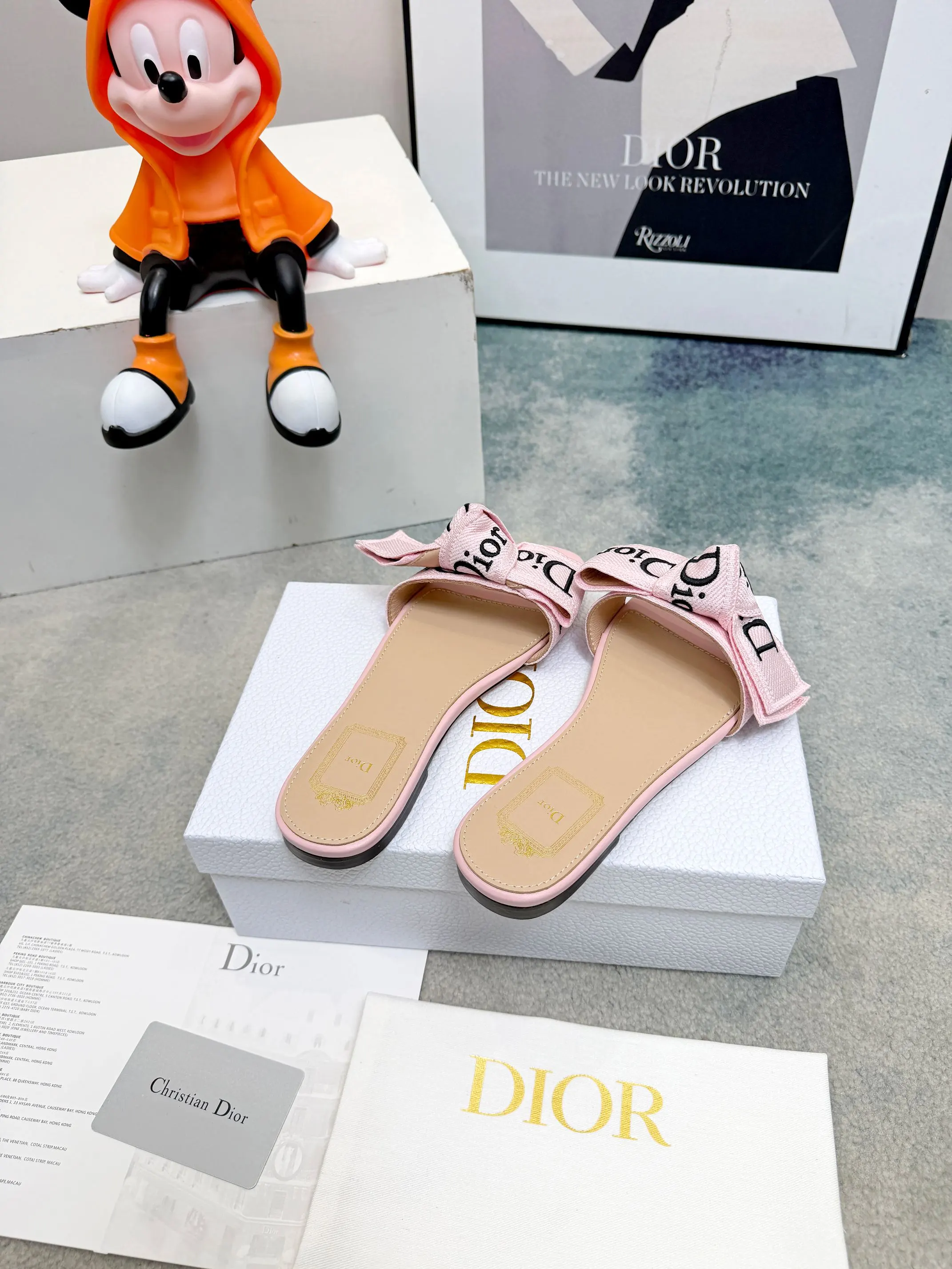 Dior 2026春夏系列拖鞋，精致优雅。鞋面5D设计，Dior标志超有辨识度，日常或度假都能轻松驾驭。Oblique压纹是Dior经典元素，搭配蕾丝刺绣，法式浪漫氛围感拉满！鞋底轻便，长时间穿也不累，实用又时髦，是春夏必入单品～ 面料: 蕾丝5D 电秀。 鞋底: 意大利 真皮底 Size: #35-43(40.41.42.43订做） 皮底出:P230（象胶底可定做）