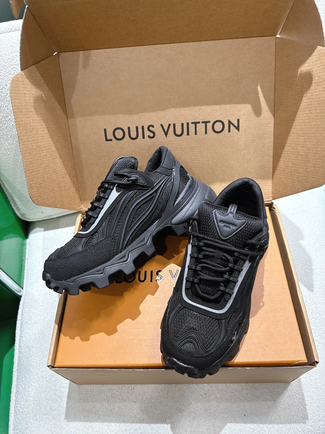 400💰（k005)LV 路易威登Summit 运动鞋‼️ 以易搭摩登风格见长，既适合城市穿着，也能胜任户外环境。鞋面由人造革与科技织物等多种材质拼接而成，其上的图案令人联想起 Epi 皮革的粒面纹理，底的醒目凸纹，提供了出色抓地力与稳定性。 男款：40-45（38*39*46*订做不退不换）
