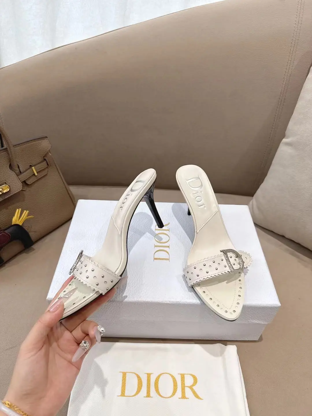 出厂价:💰290💰 迪奥Dior 2026 春夏新品 明星同款CD字母logo高跟中古拖鞋 穿着非常舒适 市面顶级高端版本 材质:鞋面采用进口混种羊皮+水染羊皮内里/垫脚➕意大利真皮大底 跟高:8.5cm 码数:34-42 (34 41 42定做)