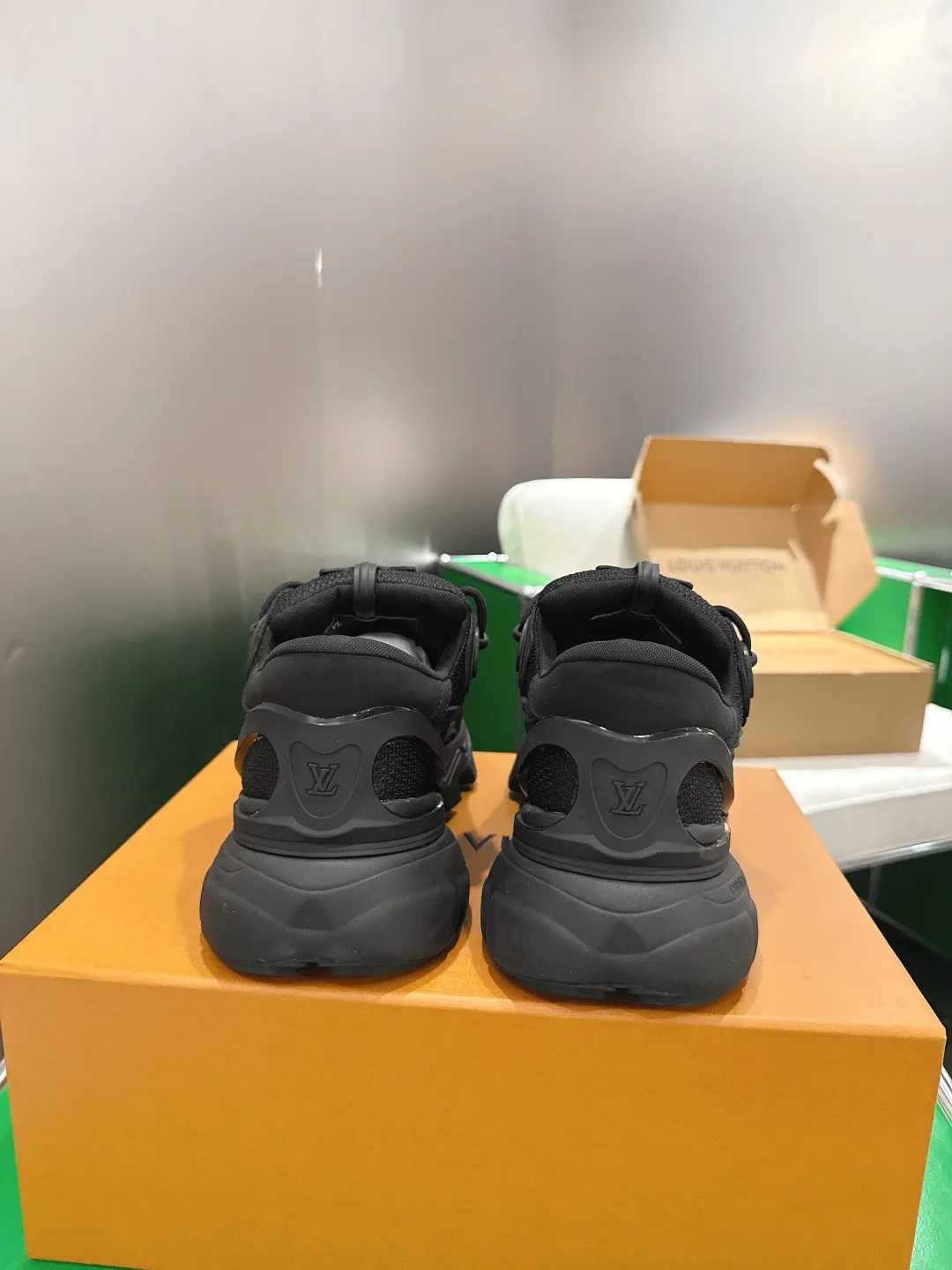 400💰(k005)LV 路易威登Summit 运动鞋‼️ 以易搭摩登风格见长,既适合城市穿着,也能胜任户外环境。鞋面由人造革与科技织物等多种材质拼接而成,其上的图案令人联想起 Epi 皮革的粒面纹理,底的醒目凸纹,提供了出色抓地力与稳定性。 男款:40-45(38*39*46*订做不退不换)